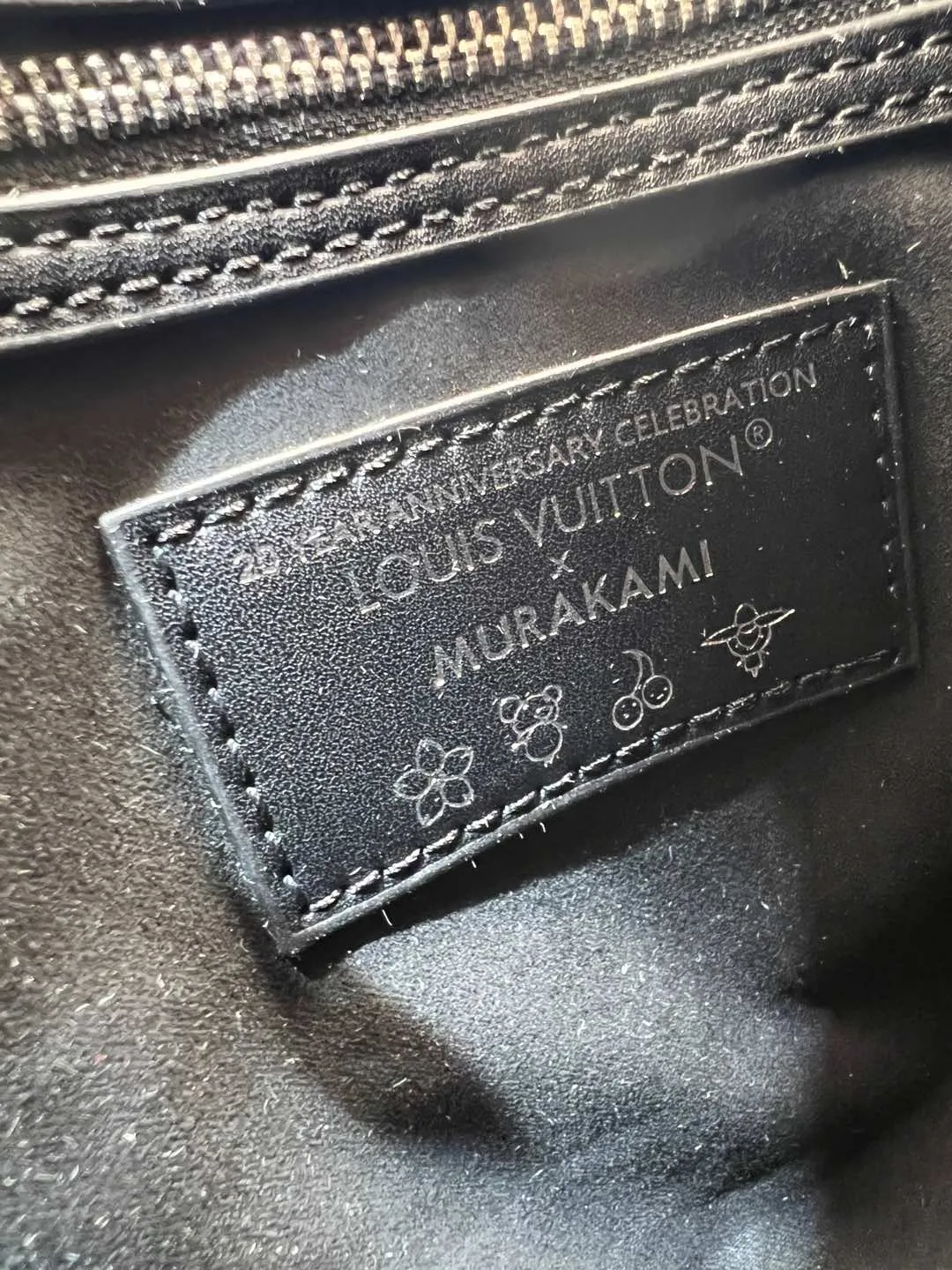 Batch 280💰Upgraded original M13805 M13257 M40390 lv Murakami Takashi co-branded NANOSPEEDY handbag This Nano Speedy handbag combines Monogram canvas and cow leather trim printing, with 33 colorful colors to interpret white tricolor and black tricolor. It has been launched in twelve sections and is very popular around the world and is loved by celebrities and celebrities. 25.0 x 19.0 x 15.0 cm