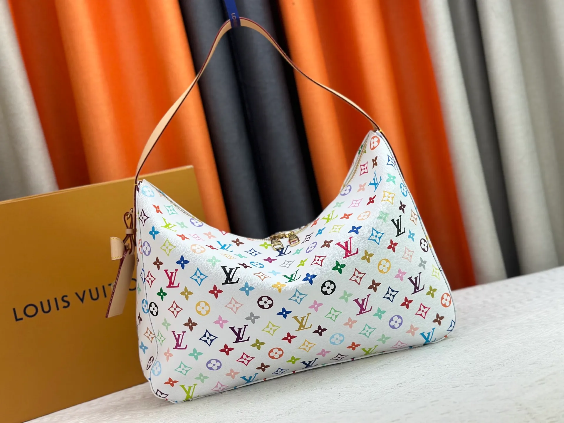 P320 200 [Official latest model, real shot of the version made] M12097-M12898-M11952 This Vanity Pouch handbag comes from the Louis Vuitton Coated canvas is trimmed with calfskin, while a zipper closure, detachable chain and LV-engraved padlock add a metallic sheen. Dimensions: 41.0 × 33.0 × 10.0 Dimensions, 32.5x22.0x9.0
