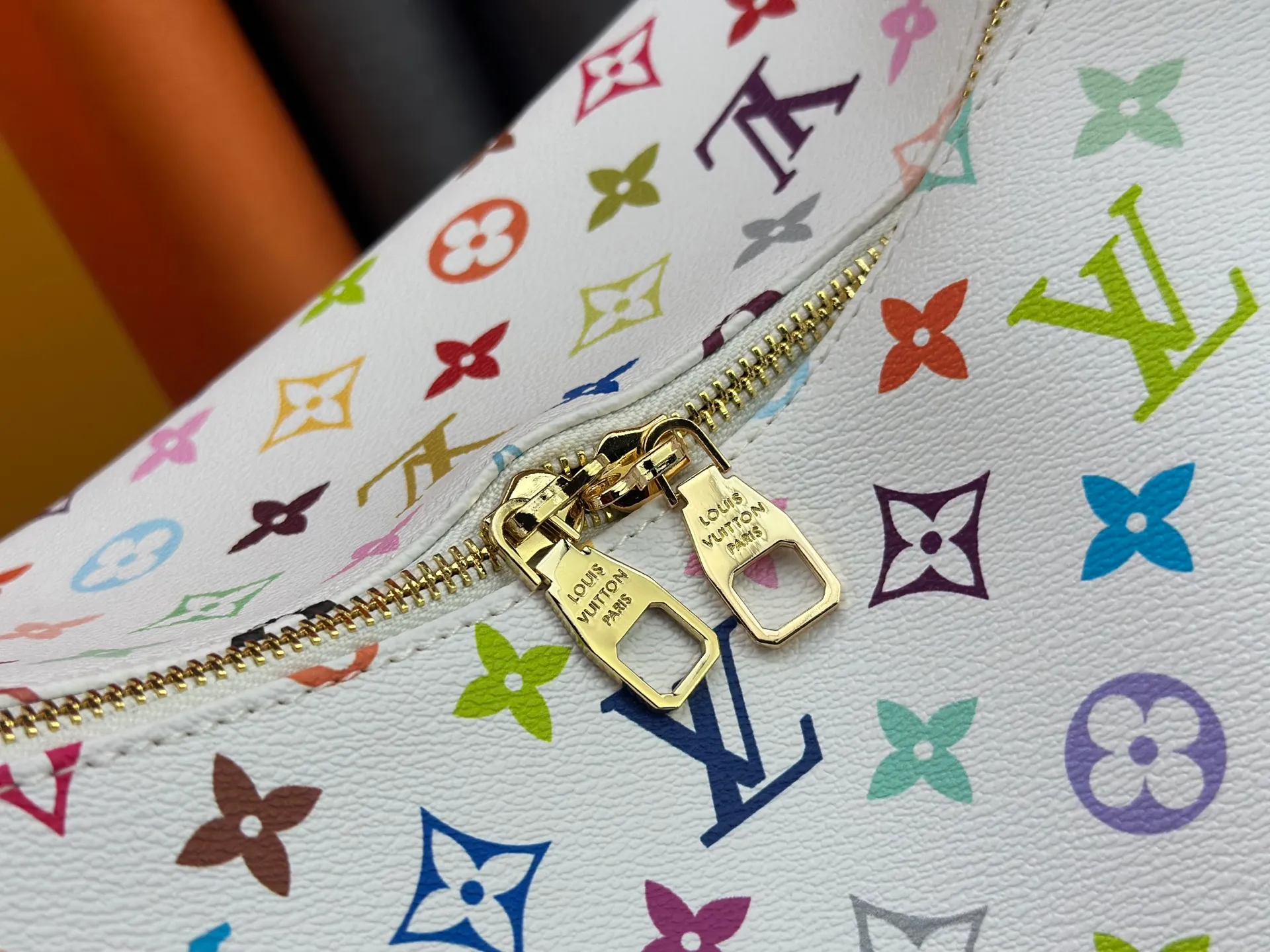 P320 200 [Official latest model, real shot of the version made] M12097-M12898-M11952 This Vanity Pouch handbag comes from the Louis Vuitton Coated canvas is trimmed with calfskin, while a zipper closure, detachable chain and LV-engraved padlock add a metallic sheen. Dimensions: 41.0 × 33.0 × 10.0 Dimensions, 32.5x22.0x9.0