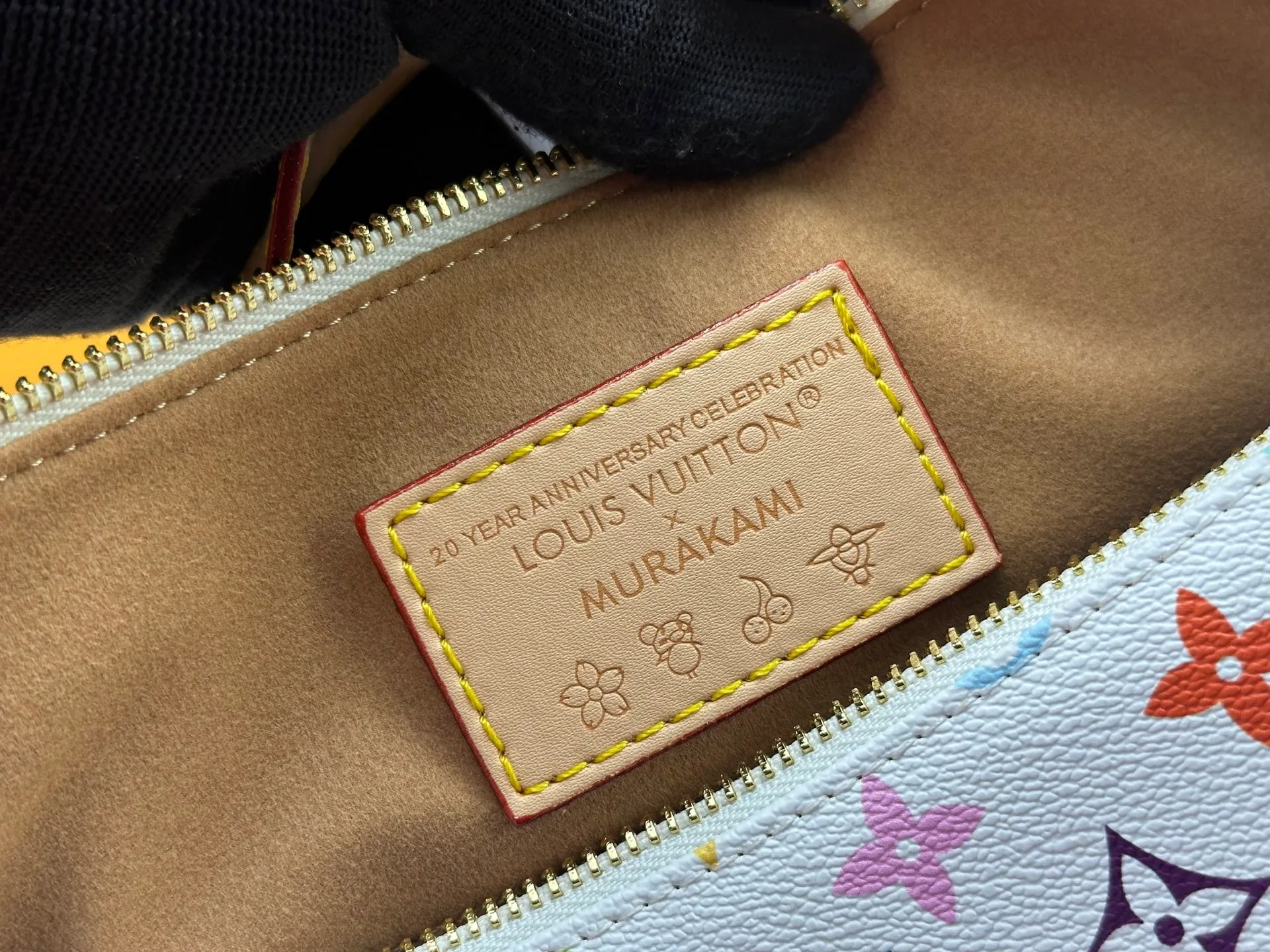 P320 200 [Official latest model, real shot of the version made] M12097-M12898-M11952 This Vanity Pouch handbag comes from the Louis Vuitton Coated canvas is trimmed with calfskin, while a zipper closure, detachable chain and LV-engraved padlock add a metallic sheen. Dimensions: 41.0 × 33.0 × 10.0 Dimensions, 32.5x22.0x9.0