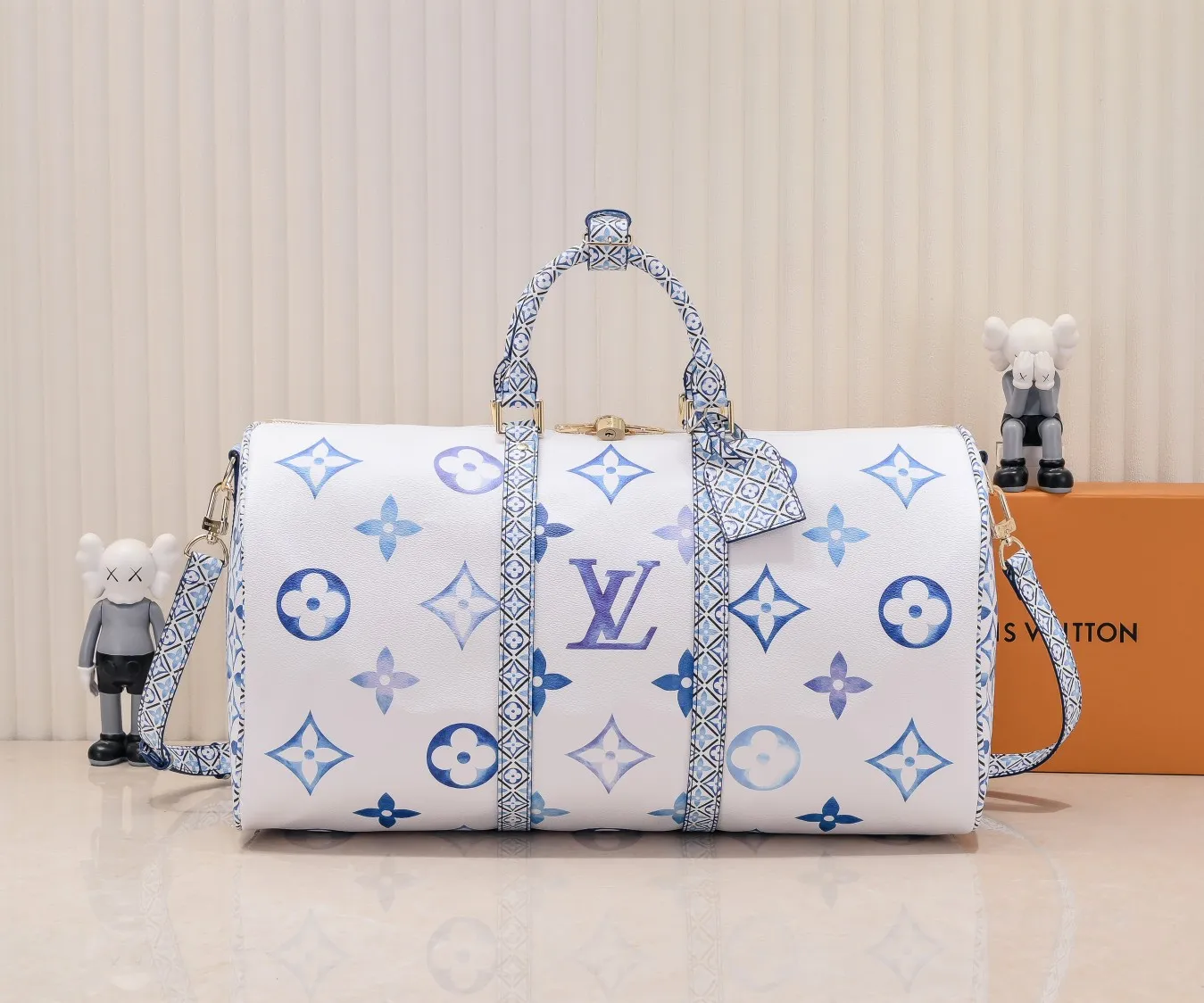 P440 M41416 10916 10254 41416 keepall is a classic in the Louis Vuitton travel bag series. This large keepall is made of monogram canvas, with a detachable leather shoulder strap and a detachable leather ID holder. Dimensions: 50.0 x 29.0 x 23.0 cm