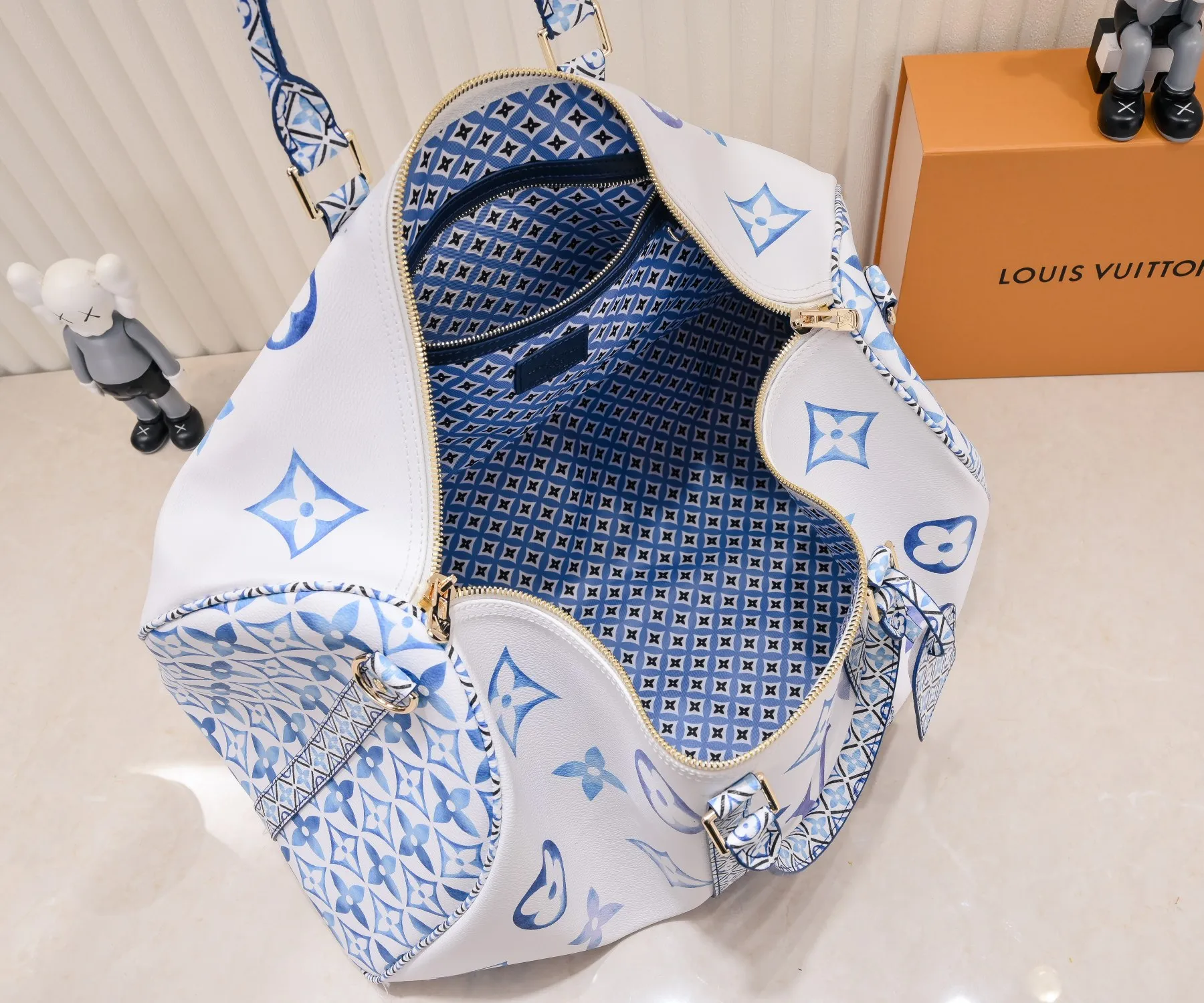 P440 M41416 10916 10254 41416 keepall is a classic in the Louis Vuitton travel bag series. This large keepall is made of monogram canvas, with a detachable leather shoulder strap and a detachable leather ID holder. Dimensions: 50.0 x 29.0 x 23.0 cm