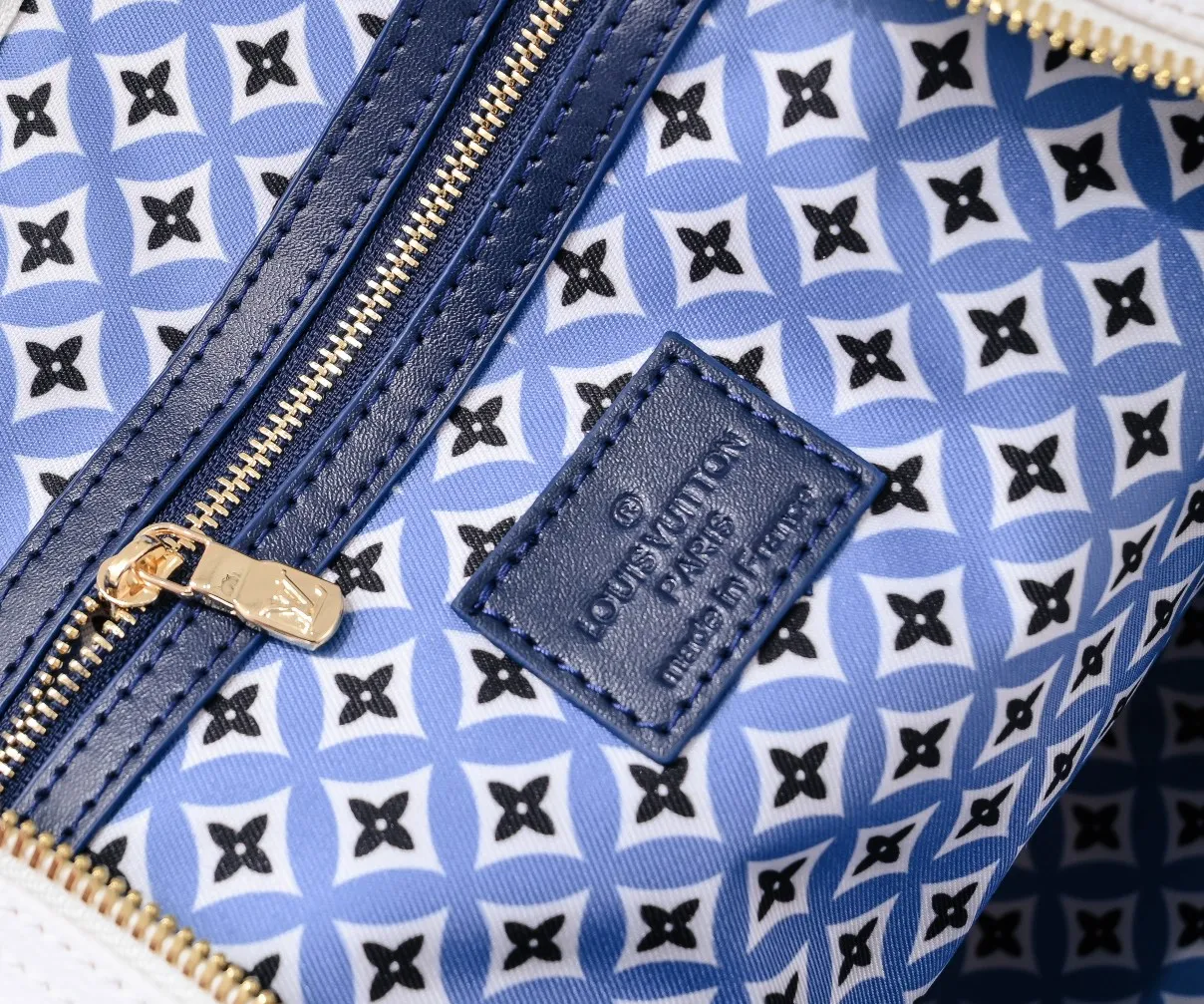 P440 M41416 10916 10254 41416 keepall is a classic in the Louis Vuitton travel bag series. This large keepall is made of monogram canvas, with a detachable leather shoulder strap and a detachable leather ID holder. Dimensions: 50.0 x 29.0 x 23.0 cm