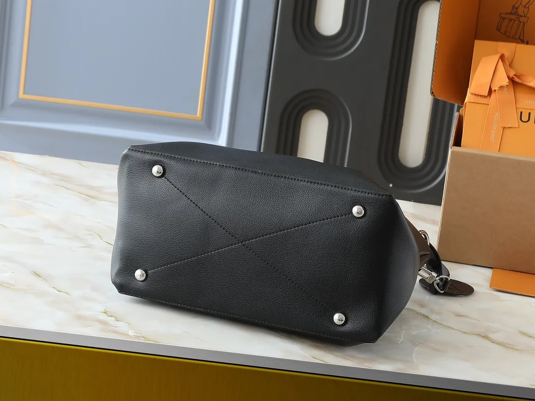💰240💰Upgraded from the original M56073 M56084 Beaubourg Hobo medium handbag, it is made of Monogram engraved and perforated calfskin, and then hand-dyed to add a unique touch to the woven leather handle. The leather zipper pull and large LV lettering reveal the brand's style, and the detachable wide leather shoulder strap provides soft design for comfortable travel. 32 long, 26 high, 17cm wide