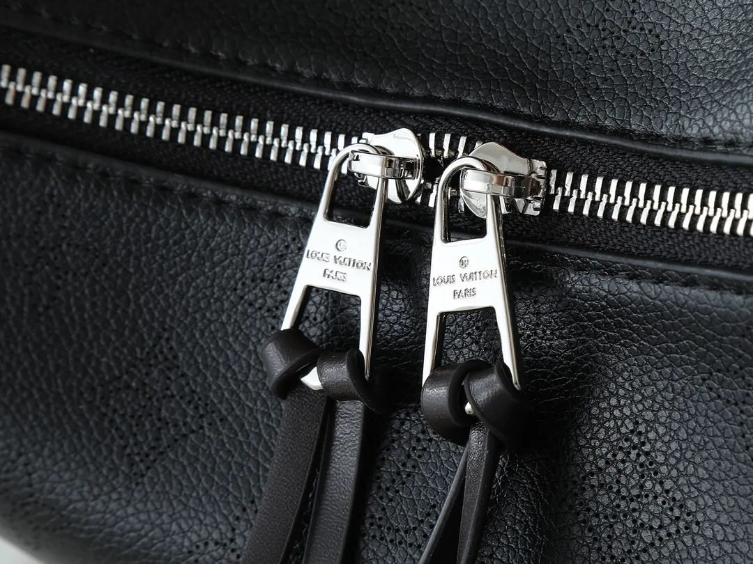 💰240💰Upgraded from the original M56073 M56084 Beaubourg Hobo medium handbag, it is made of Monogram engraved and perforated calfskin, and then hand-dyed to add a unique touch to the woven leather handle. The leather zipper pull and large LV lettering reveal the brand's style, and the detachable wide leather shoulder strap provides soft design for comfortable travel. 32 long, 26 high, 17cm wide