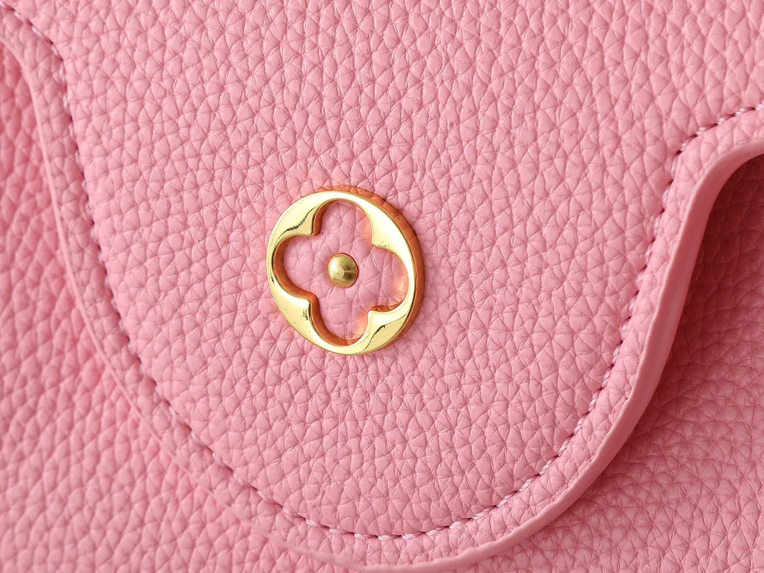 💰Large 210, small 400💰Guangzhou goods Upgraded original M23943 M23944 M23945 M24698 M24989 This Capucines mini handbag incorporates exquisite Monogram flowers on the handle, presenting the three-dimensional look of the LV logo with delicate brushstrokes, injecting dazzling luster into the soft design. Full-grain Taurillon leather is designed to fit a smartphone, short wallet and other small essentials. Dimensions: Small 21.0 x 14.0 x 8.0 cm (L x H x W) Large 27x 17.5 x 9.0 cm (L x H x W)