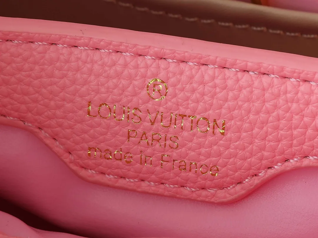 💰Large 210, small 400💰Guangzhou goods Upgraded original M23943 M23944 M23945 M24698 M24989 This Capucines mini handbag incorporates exquisite Monogram flowers on the handle, presenting the three-dimensional look of the LV logo with delicate brushstrokes, injecting dazzling luster into the soft design. Full-grain Taurillon leather is designed to fit a smartphone, short wallet and other small essentials. Dimensions: Small 21.0 x 14.0 x 8.0 cm (L x H x W) Large 27x 17.5 x 9.0 cm (L x H x W)