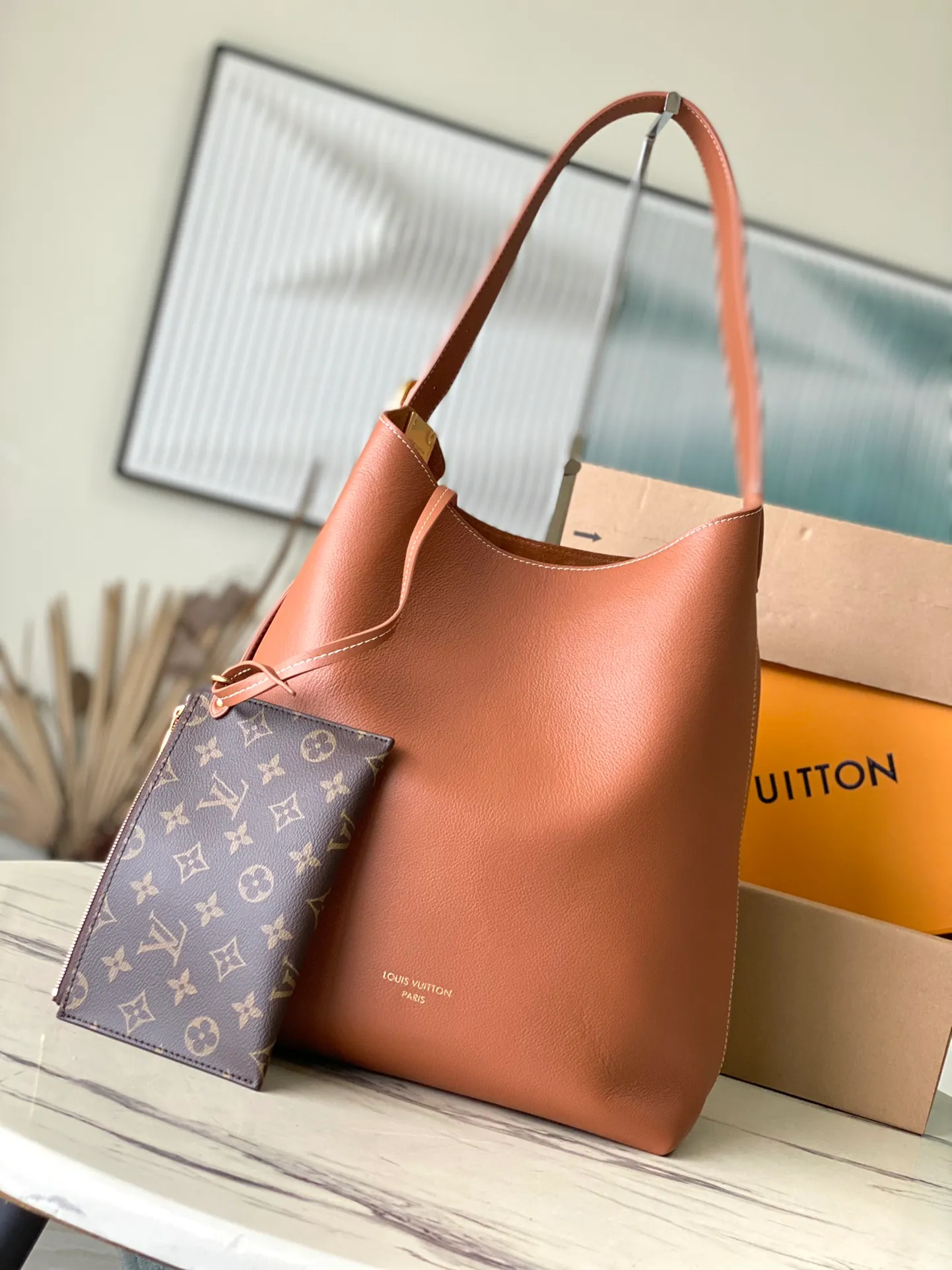 💰1160 (top layer leather) top original order M24974, caramel color, supports counter inspection, the photos taken of duty-free goods are consistent with the product, and the packaging is not opened. This product is an exclusive duty-free product in the market and is the highest-end product. Inspection is supported. This product has passed strict inspection and is flawless. Please wear gloves when touching the product. This product is not returnable or exchangeable. Please confirm the product first and then remove the label on the handle. This product is temporarily not open to the public, only regular customers, and is in short supply. Dimensions: 31 x 35 x 18 cm