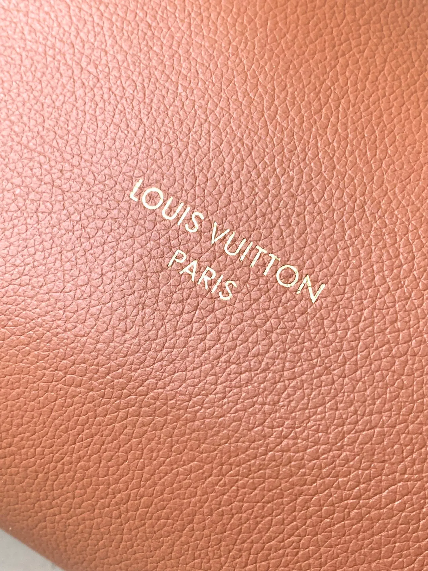 💰1160 (top layer leather) top original order M24974, caramel color, supports counter inspection, the photos taken of duty-free goods are consistent with the product, and the packaging is not opened. This product is an exclusive duty-free product in the market and is the highest-end product. Inspection is supported. This product has passed strict inspection and is flawless. Please wear gloves when touching the product. This product is not returnable or exchangeable. Please confirm the product first and then remove the label on the handle. This product is temporarily not open to the public, only regular customers, and is in short supply. Dimensions: 31 x 35 x 18 cm