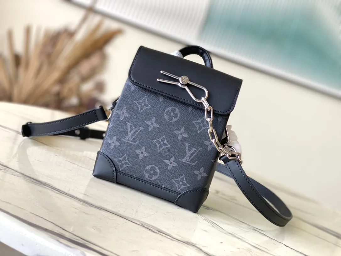 💰780 Top Original Order M82774 This Nano Steamer handbag is made of Monogram Eclipse canvas, which condenses the design of the Steamer handbag in a compact size, and reproduces the original elements through reinforced corners, brooches and chains. With the top handle and detachable and adjustable chain, you can carry it in a variety of ways. Dimensions: 15 × 18 × 7 cm