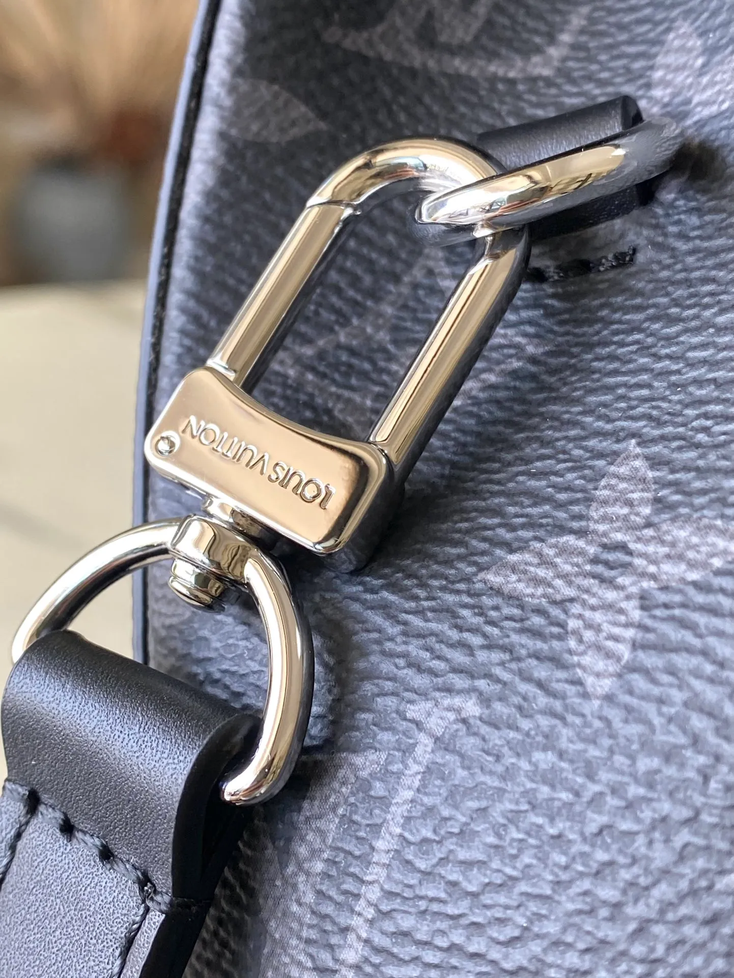 💰780 Top Original Order M82774 This Nano Steamer handbag is made of Monogram Eclipse canvas, which condenses the design of the Steamer handbag in a compact size, and reproduces the original elements through reinforced corners, brooches and chains. With the top handle and detachable and adjustable chain, you can carry it in a variety of ways. Dimensions: 15 × 18 × 7 cm