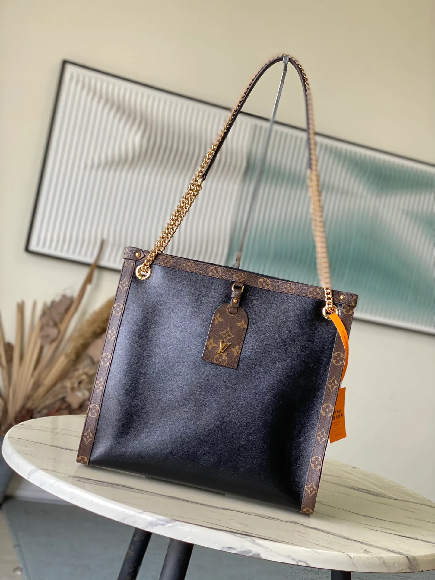 💰1100 (top layer leather) top original order M13137 The 2025 Cruise early spring show launched the Nova medium handbag, which gives the graceful cow leather a subtle mirror effect, combining both straightforward style and leisurely elegance. The LV nameplate and Monogram canvas trim add classic elements, and the dazzling sliding chain makes it easy to create a sophisticated look. Dimensions: 37 × 36 × 10 cm