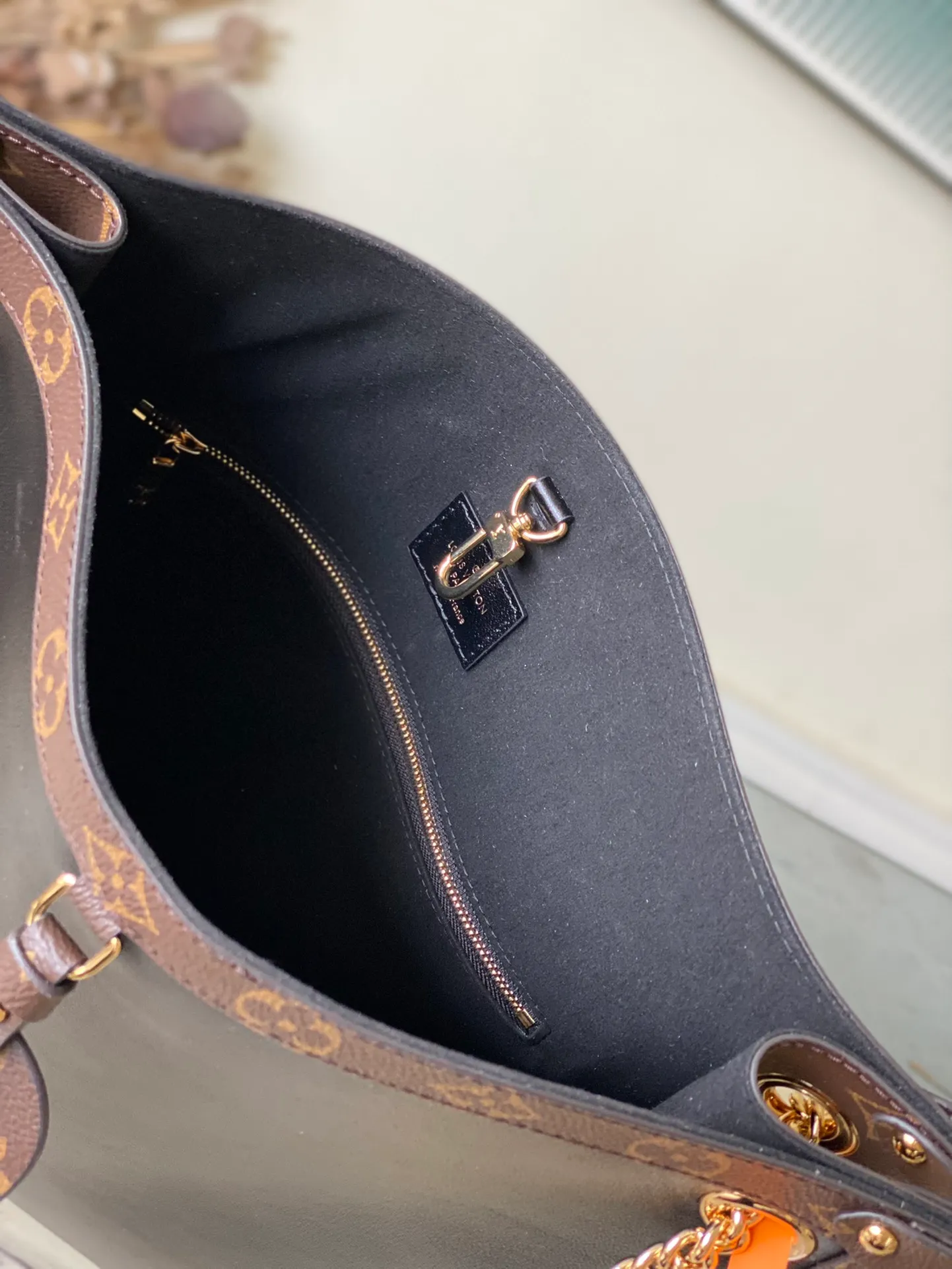💰1100 (top layer leather) top original order M13137 The 2025 Cruise early spring show launched the Nova medium handbag, which gives the graceful cow leather a subtle mirror effect, combining both straightforward style and leisurely elegance. The LV nameplate and Monogram canvas trim add classic elements, and the dazzling sliding chain makes it easy to create a sophisticated look. Dimensions: 37 × 36 × 10 cm