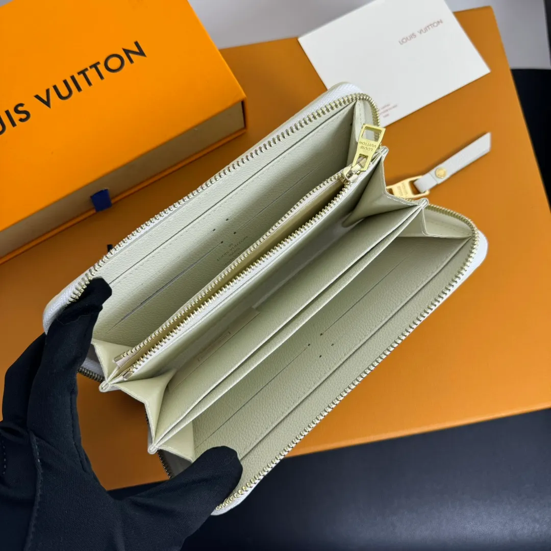 💰120 💎Upgraded original version 🇫🇷 Diamond pattern embossed material: embossed cowhide Introduction: 📢There are 8 credit card slots 3 large compartments to store banknotes Small zipper coin bag 3 flat bags to store bills 💋💋 Model: 60017 diamond pattern white Model: 19x10.