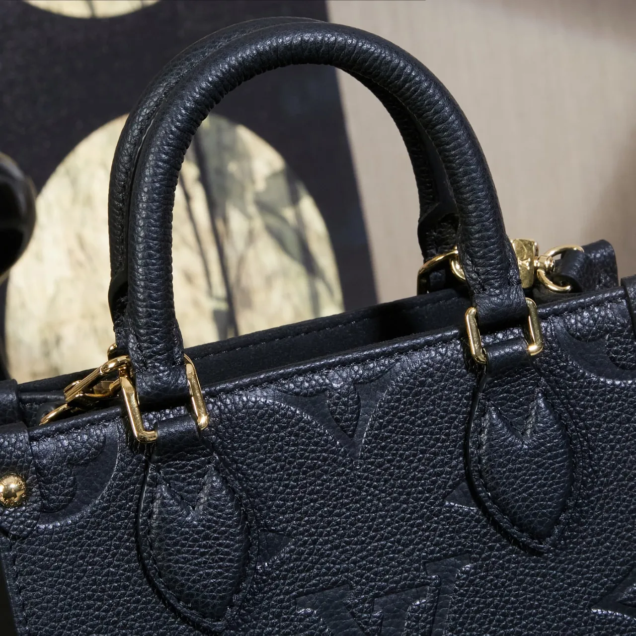 P1360 exclusive first model: M46993 ONTHEGO BB handbag [enhanced version] (quality improvement. Counter synchronization, dynamic electronic chip, gift bag, protective paper, copperplate electronic label, certificate of conformity) The leather is genuine OEM Italian A-grade leather (super genuine): the so-called super genuine. It lies in the quality, hardware, fabrics, handwork, oil edges, A-grade production, the photos taken are consistent with the products, and the complete package as shown in the pictures. Size: 18x15x8.5CM