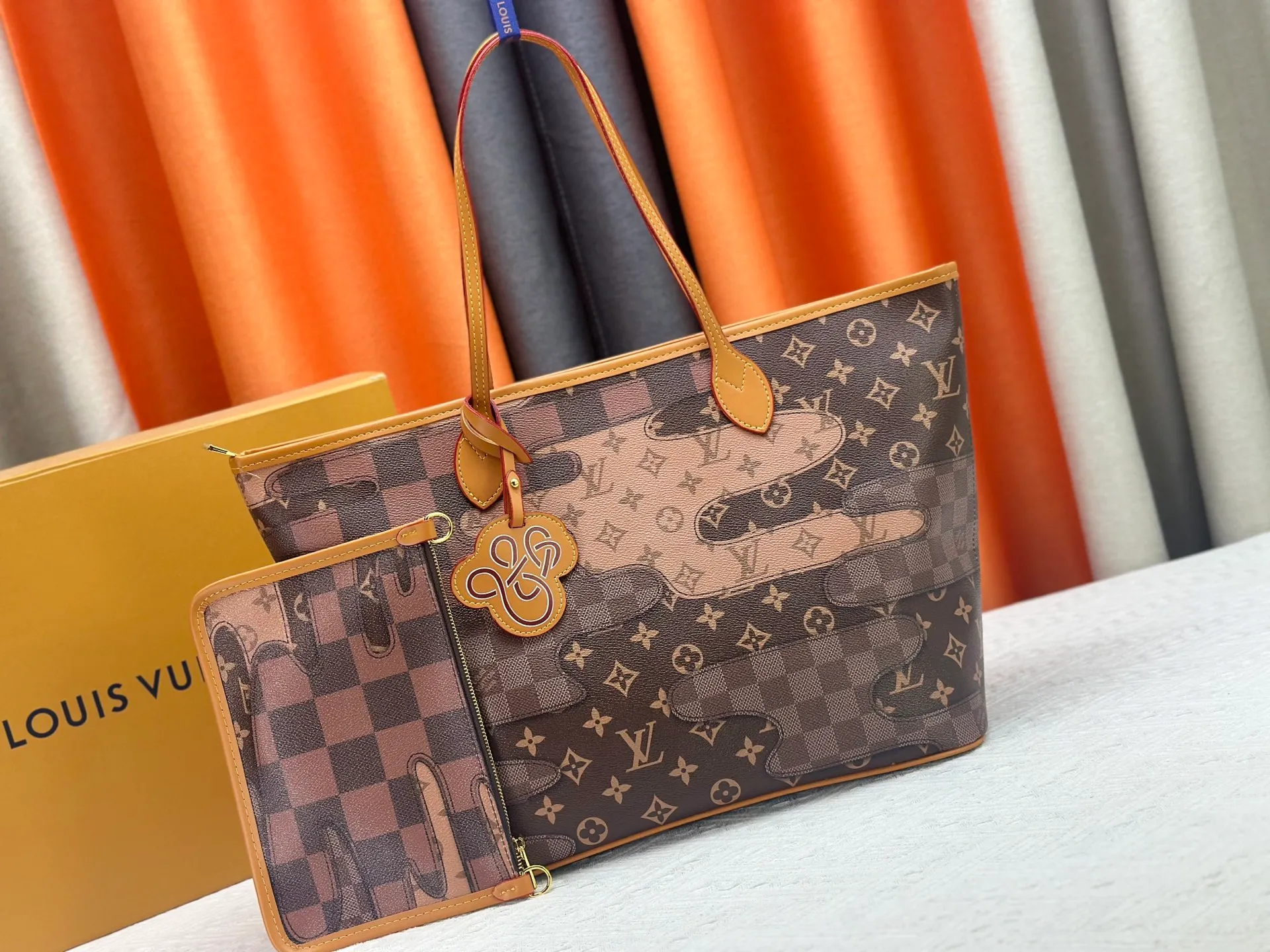 P270 Upgraded Original M26174 M40995 This Nevereverfull handbag is made of multiple classic canvases to create a spacious configuration. The Monogram canvas body is integrated with Damier and Monogram Reverse embroidered patches, presenting a striking and unique mosaic effect. LV Dynasty decoration adds a touch of brilliance, and the removable inner bag can be easily removed for separate use. Dimensions: 60.0 x 38.0 x 23.0 cm (length x height x width)