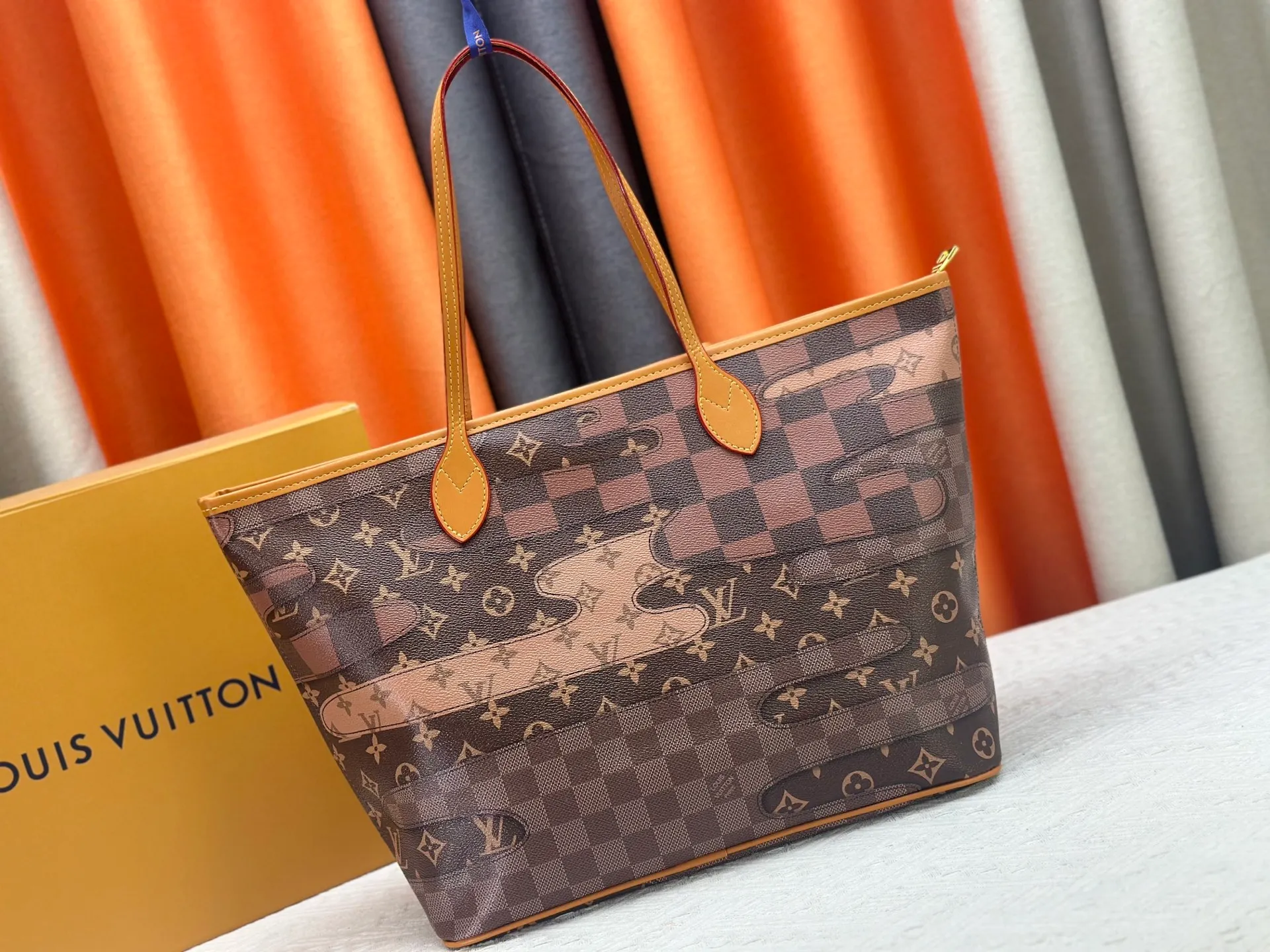 P270 Upgraded Original M26174 M40995 This Nevereverfull handbag is made of multiple classic canvases to create a spacious configuration. The Monogram canvas body is integrated with Damier and Monogram Reverse embroidered patches, presenting a striking and unique mosaic effect. LV Dynasty decoration adds a touch of brilliance, and the removable inner bag can be easily removed for separate use. Dimensions: 60.0 x 38.0 x 23.0 cm (length x height x width)