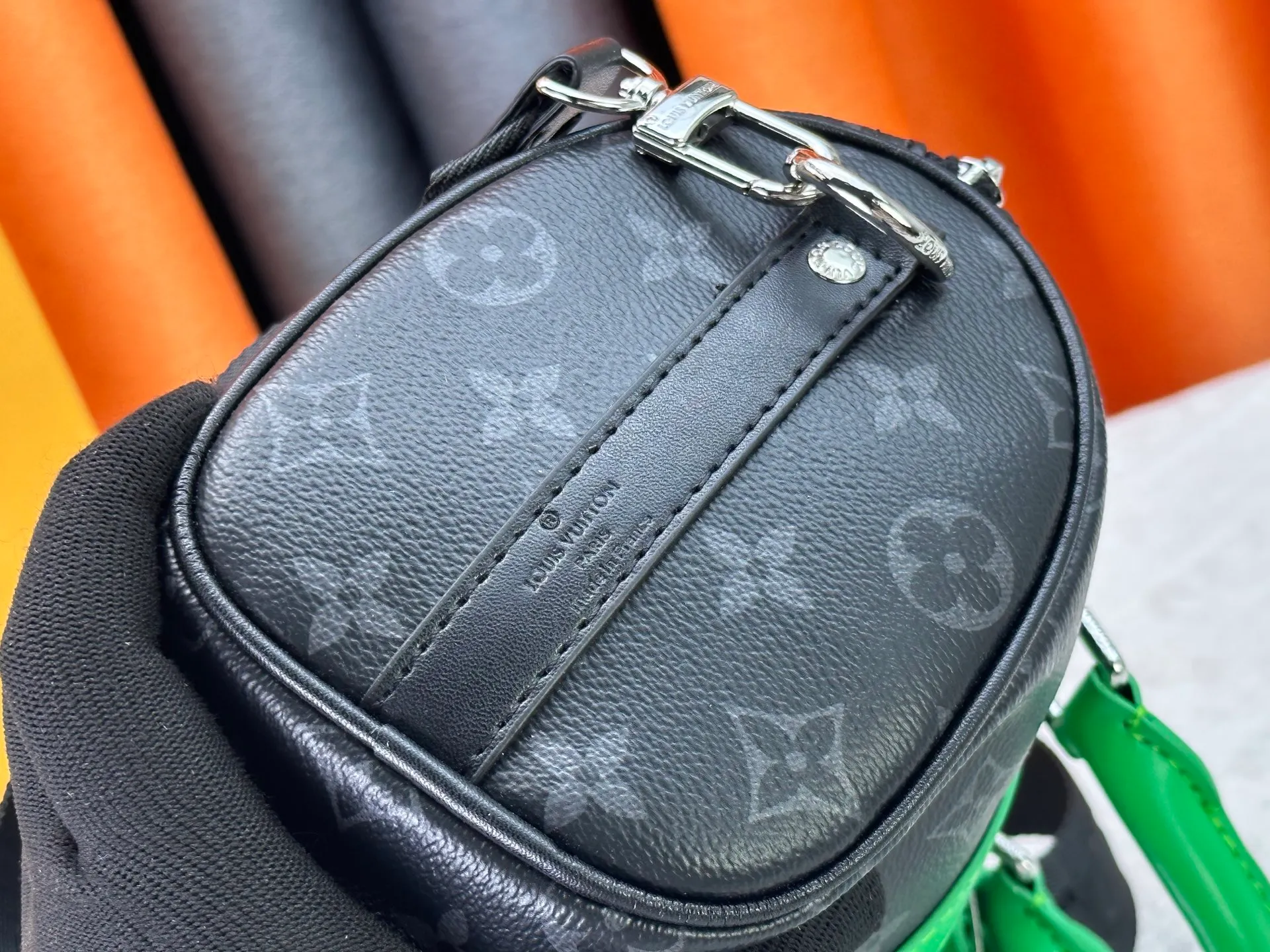 P230 M25885 Upgraded original M13988 full leather black M12627 khaki presbyopia, black grass green 46271 black flower This Keepall Bandoulière 25 handbag is made of grain leather with suede details and distressed metal parts. The Monogram canvas outer bag is opened with a cord zipper puller, making it easy to access and place your belongings. Removable and adjustable leather shoulder strap provides comfortable shoulder carrying experience. Length, height and width: 25x15x11cm
