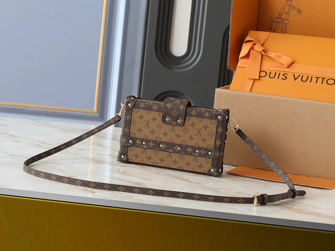 💰300💰Upgraded from the original M45960 M86286. Every detail of this Petite Malle handbag is derived from Louis Vuitton's box-making heritage: the bag shape, Monogram Reverse canvas, metal locks and accessories - and Louis Vuitton's classic printed sheepskin lining. A well-made and fashionable "pocket hard case" that can be your companion from day to night. Can be carried as a clutch or worn cross-body with the adjustable shoulder strap. Dimensions: 20.0 x 12.5 x 6.0 cm (length x height x width)