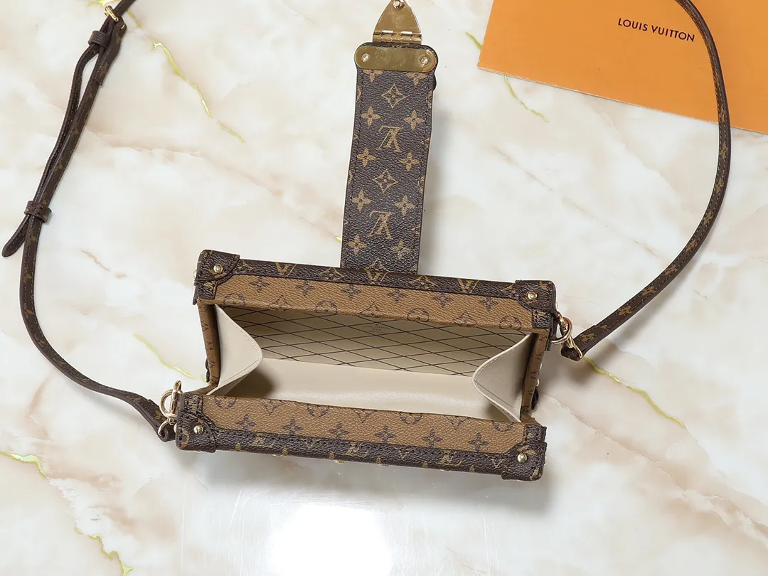 💰300💰Upgraded from the original M45960 M86286. Every detail of this Petite Malle handbag is derived from Louis Vuitton's box-making heritage: the bag shape, Monogram Reverse canvas, metal locks and accessories - and Louis Vuitton's classic printed sheepskin lining. A well-made and fashionable "pocket hard case" that can be your companion from day to night. Can be carried as a clutch or worn cross-body with the adjustable shoulder strap. Dimensions: 20.0 x 12.5 x 6.0 cm (length x height x width)