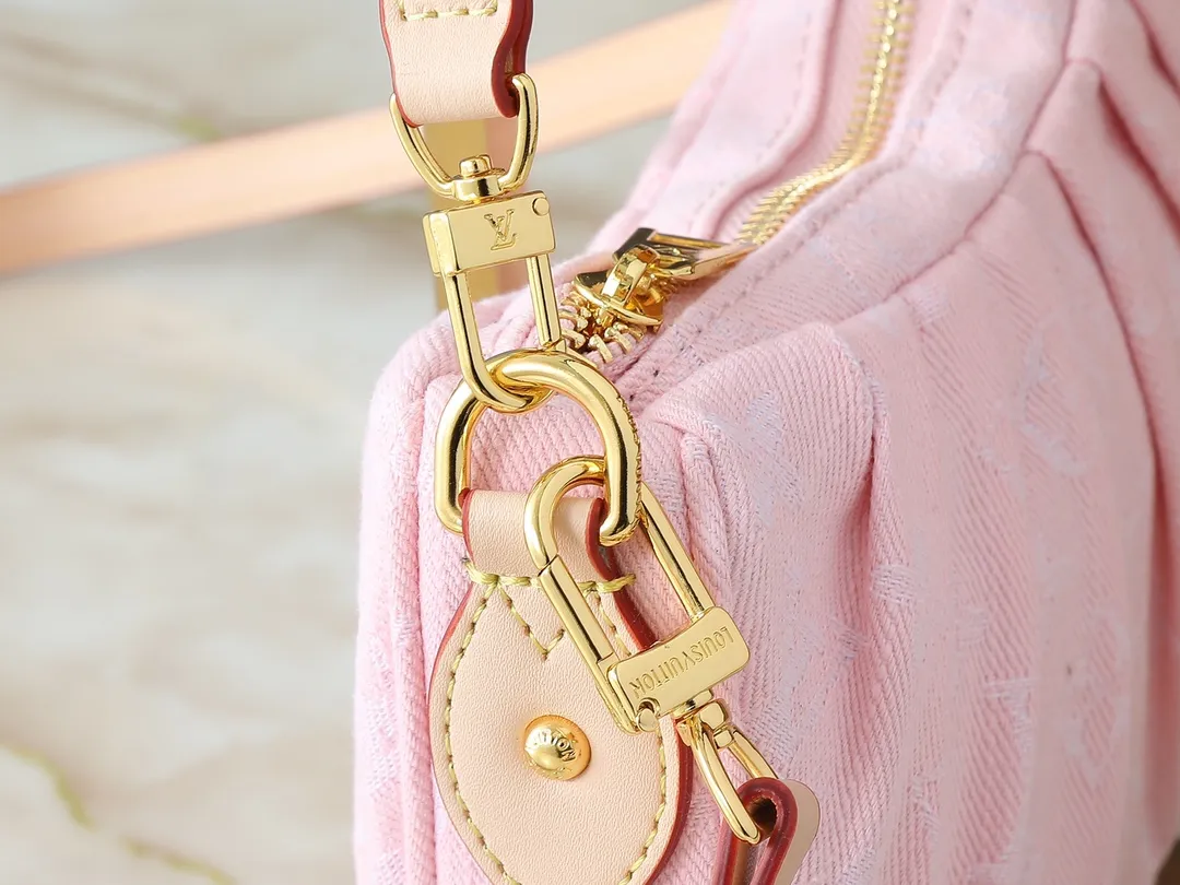 💰260💰Upgraded from the original M13571. This Pochette Valley handbag is made of Monogram cotton denim, with contrasting cow leather trim and dazzling metal parts, giving the classic design a modern style. Remove the handle and transform it into a clutch. Dimensions: 21.0 x 15.0 x 7.0 cm (length x height x width)