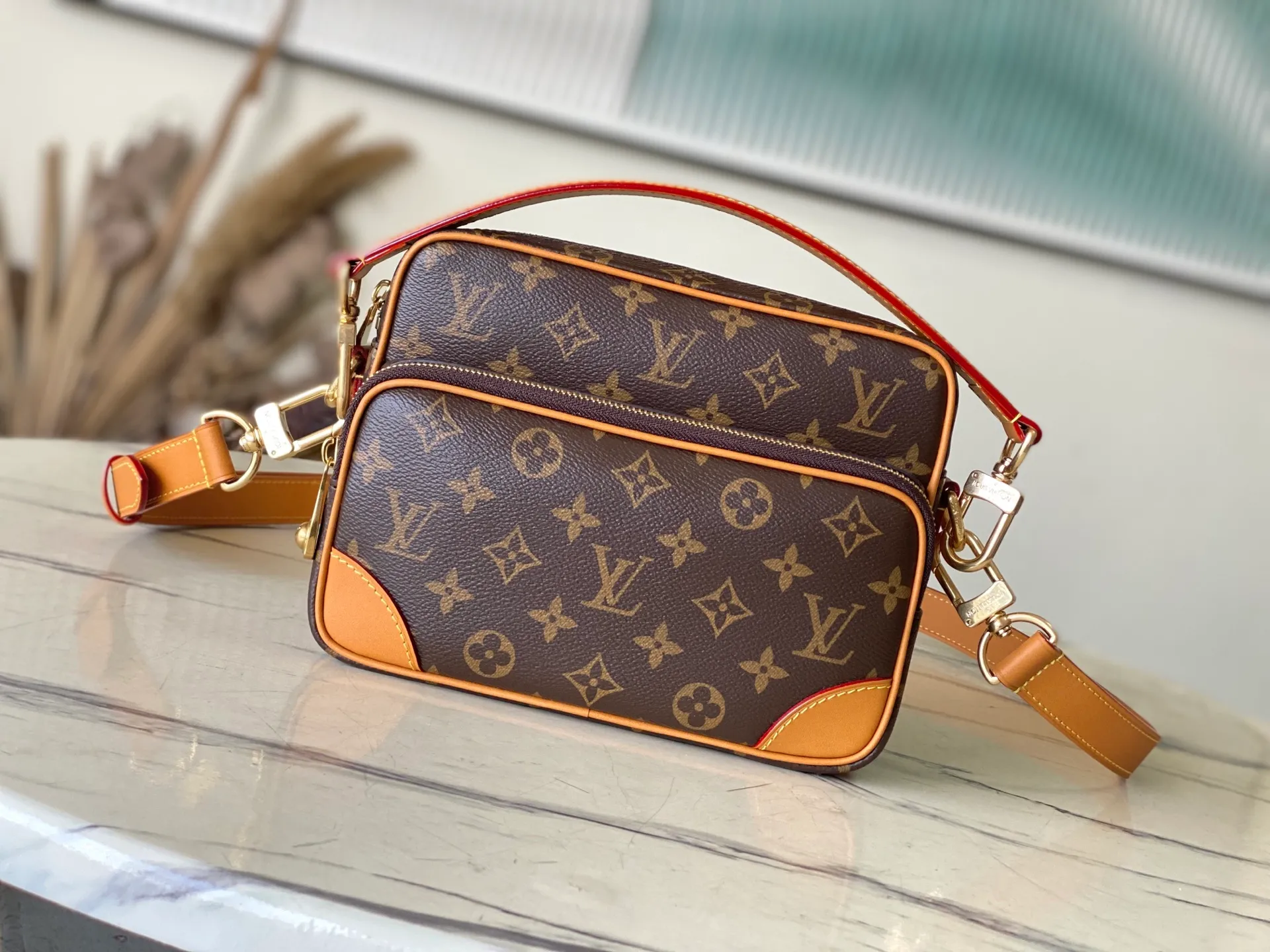 💰1160 Top original order M14016 Nil handbag is fashionable and compact. It belongs to the Monogram Archive series. The body is made of Monogram coated canvas and decorated with cow leather trim. The bag combines vintage details with modern elegance, with reinforced corners and Pharrell Williams' newly introduced pearl zippers. The detachable handle and strap are flexible and portable. Dimensions: 25 × 17.5 × 11 cm
