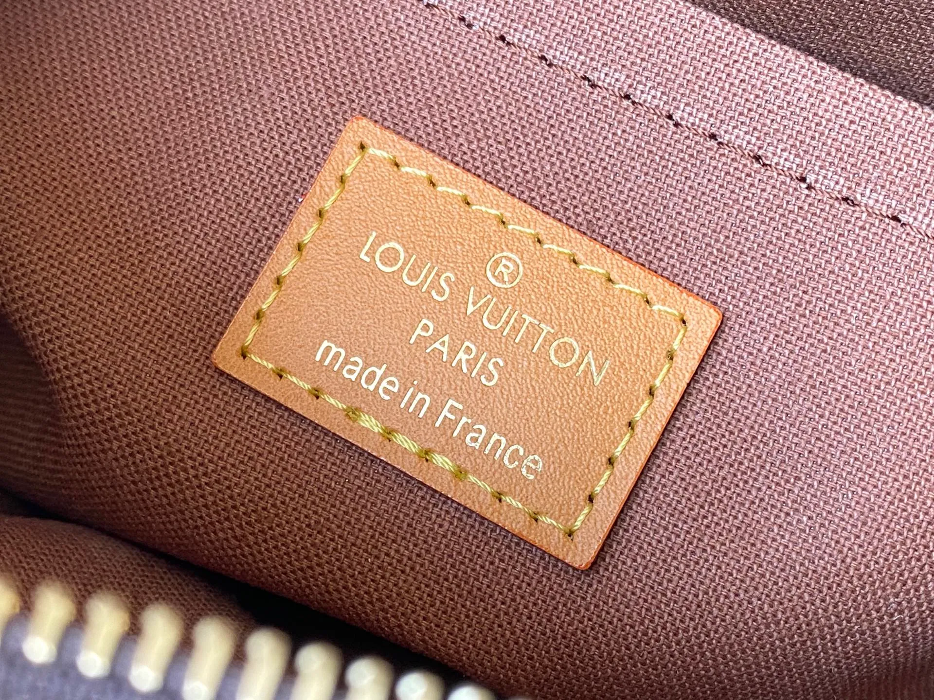 💰1160 Top original order M14016 Nil handbag is fashionable and compact. It belongs to the Monogram Archive series. The body is made of Monogram coated canvas and decorated with cow leather trim. The bag combines vintage details with modern elegance, with reinforced corners and Pharrell Williams' newly introduced pearl zippers. The detachable handle and strap are flexible and portable. Dimensions: 25 × 17.5 × 11 cm