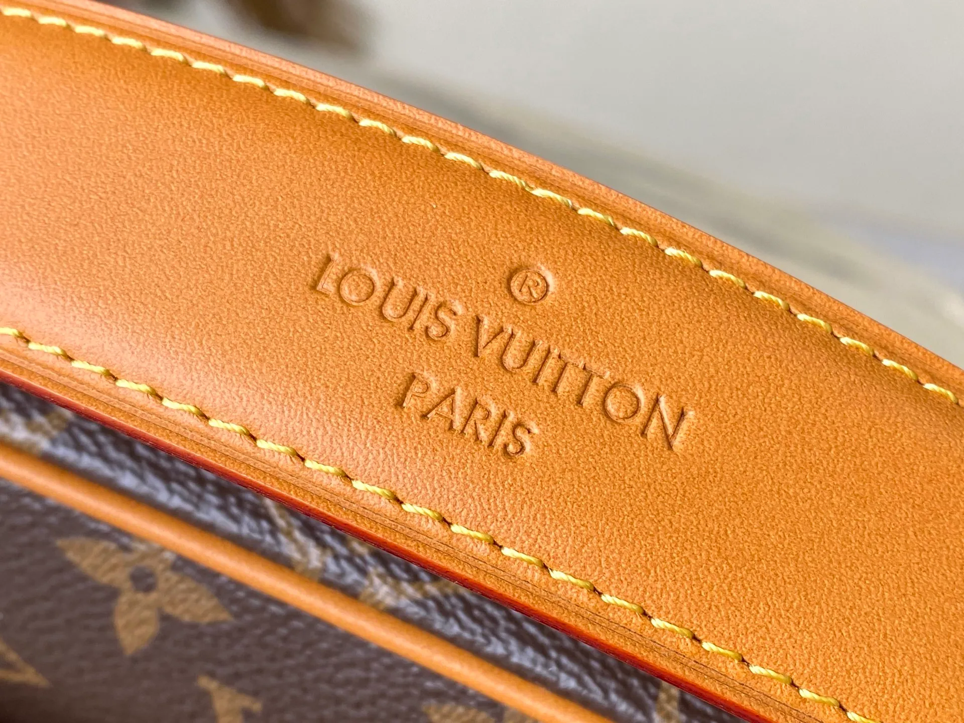 💰1160 Top original order M14016 Nil handbag is fashionable and compact. It belongs to the Monogram Archive series. The body is made of Monogram coated canvas and decorated with cow leather trim. The bag combines vintage details with modern elegance, with reinforced corners and Pharrell Williams' newly introduced pearl zippers. The detachable handle and strap are flexible and portable. Dimensions: 25 × 17.5 × 11 cm