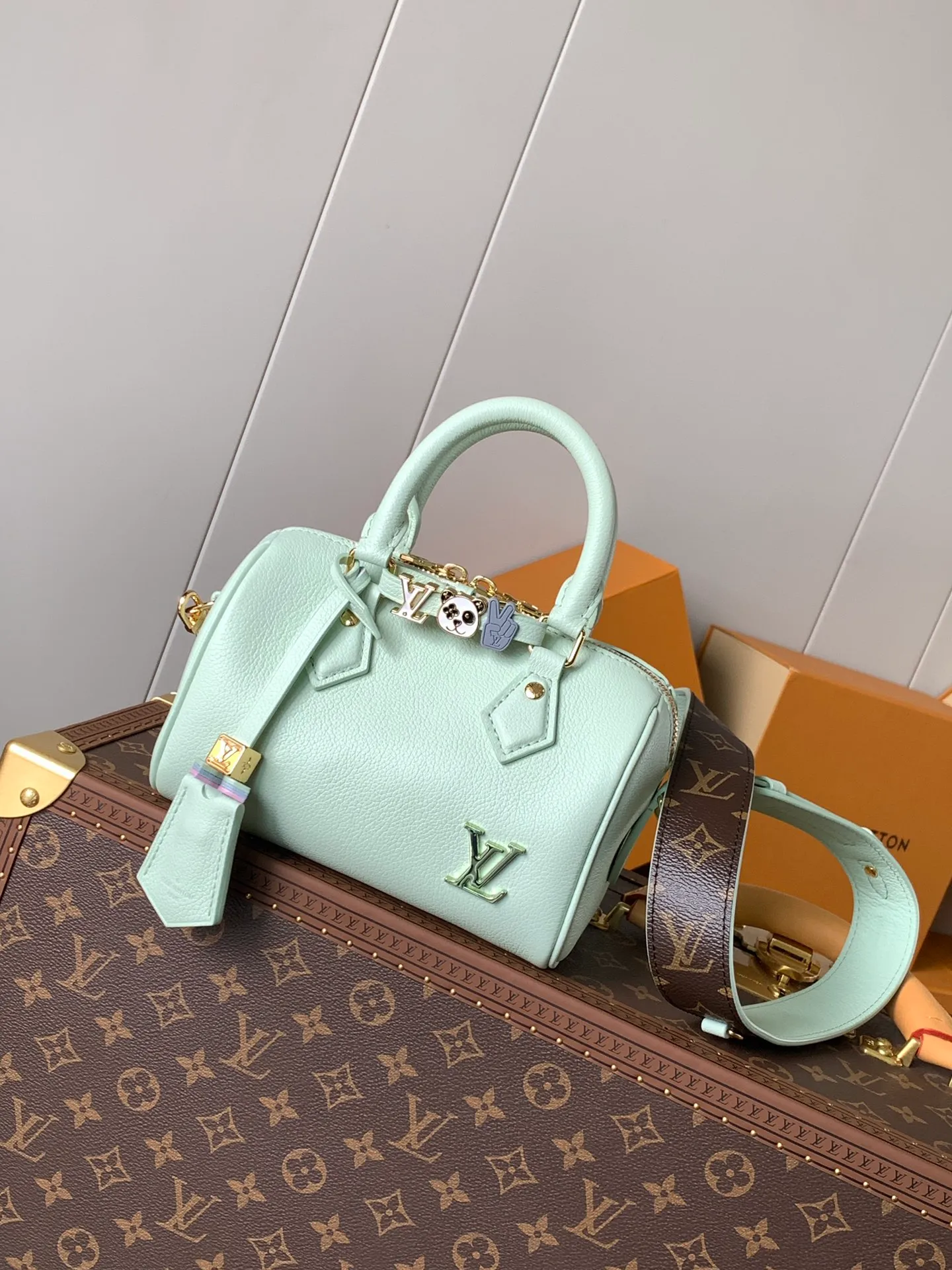 💰1140 (top layer leather) top original order, transcoding chip 2024 Chinese Valentine's Day limited speedy18, to meet daily needs, it is equipped with exquisite and compact accessories that can be worn in a variety of ways, plus a detachable chain strap to achieve a comfortable shoulder-carrying experience. M24606 black flower M46970 old flower M24605 green leather, M24598 purple leather M24474 white flower, M24605 blue leather Size: 18.0x12.5x11.0 (length x height x width)