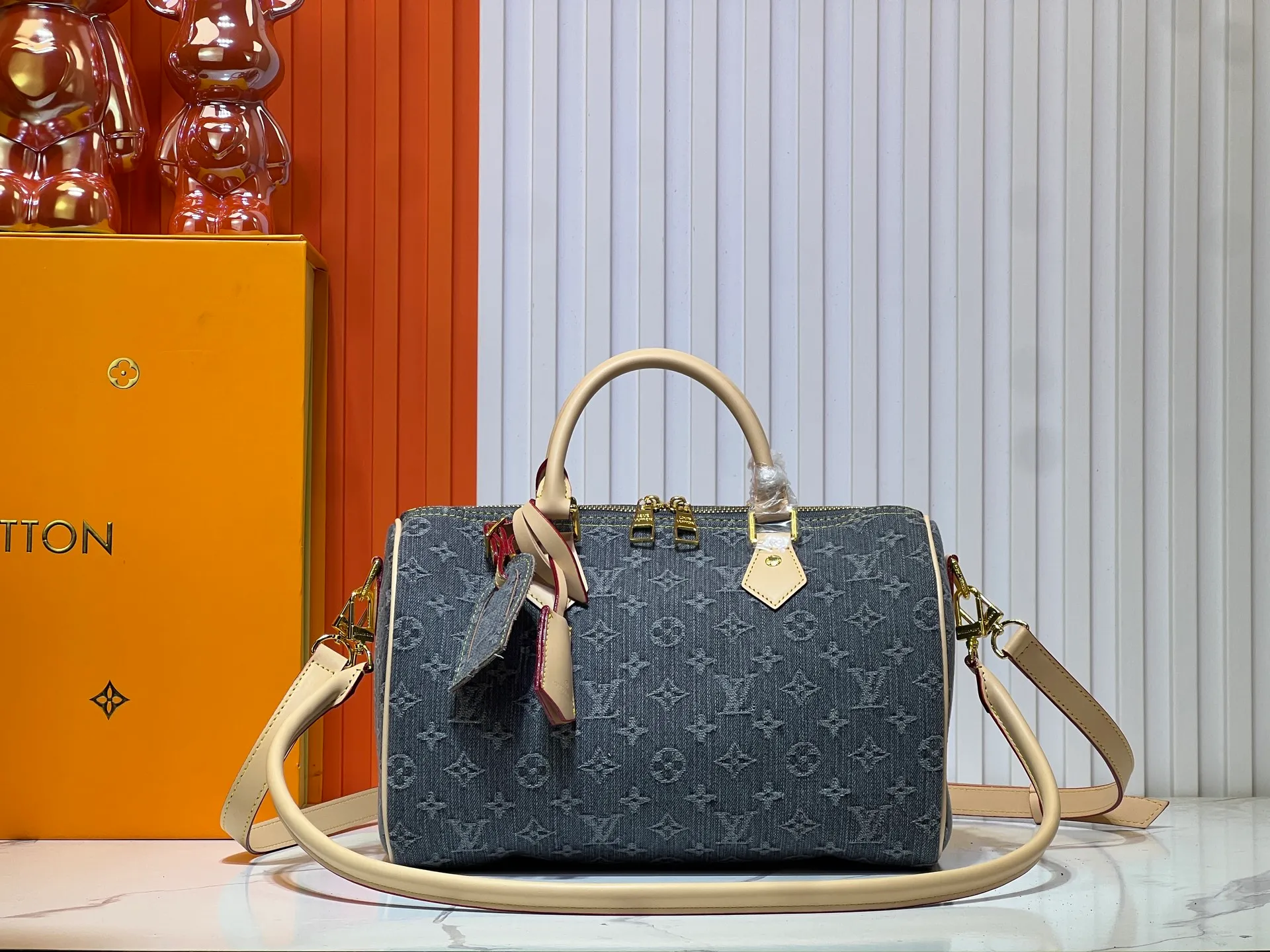 Batch 300💰M13443 M40391 Denim denim Louis Vuitton collaborated with Takashi Murakami for the first time and launched the classic "Color Monogram" series, which immediately caused a trend storm. Based on the denim denim design launched in 2005, cherry elements are integrated into LV's classic Monogram canvas, showing the perfect combination of art and fashion. Size: 30x21x17