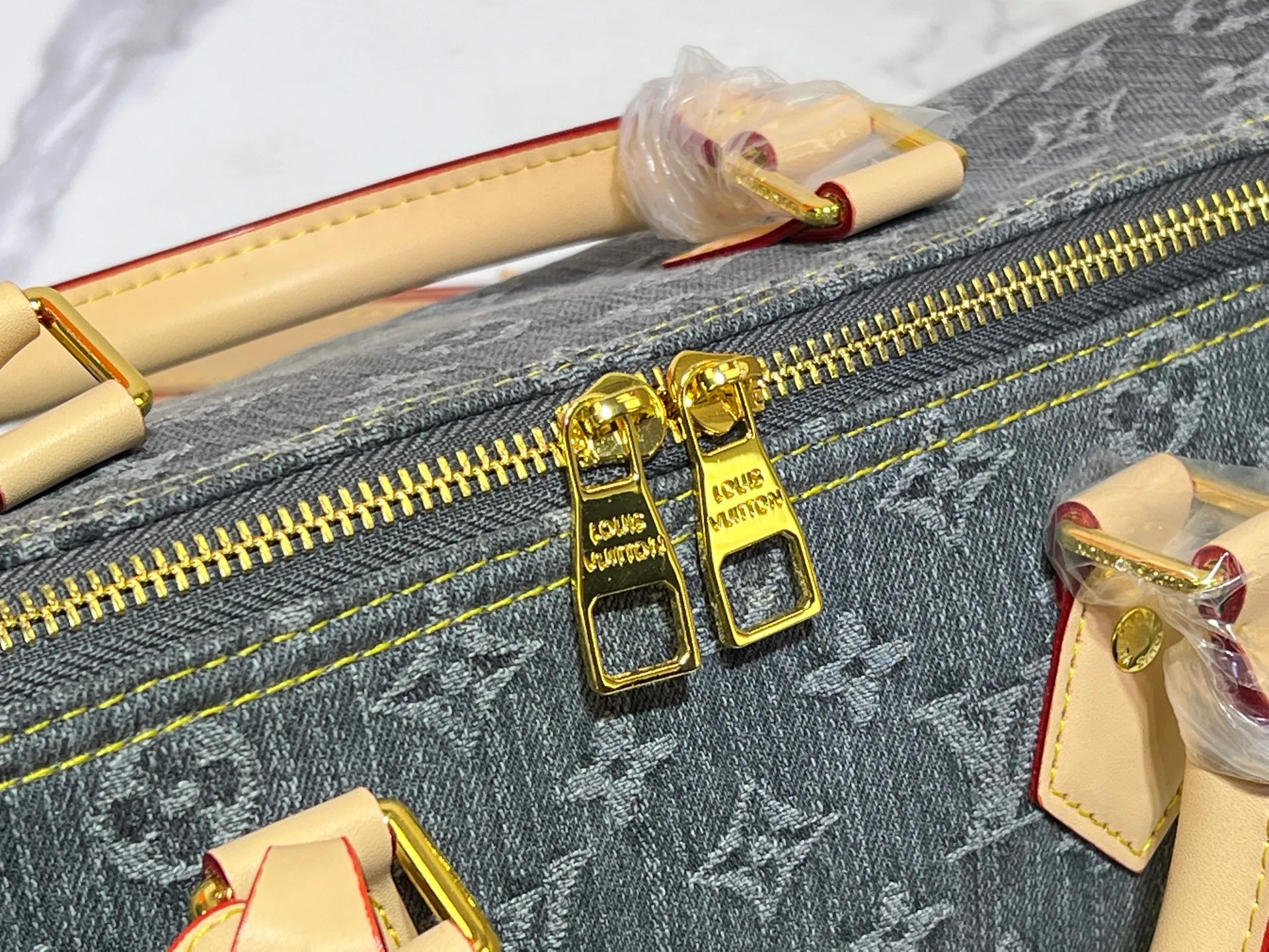 Batch 300💰M13443 M40391 Denim denim Louis Vuitton collaborated with Takashi Murakami for the first time and launched the classic "Color Monogram" series, which immediately caused a trend storm. Based on the denim denim design launched in 2005, cherry elements are integrated into LV's classic Monogram canvas, showing the perfect combination of art and fashion. Size: 30x21x17