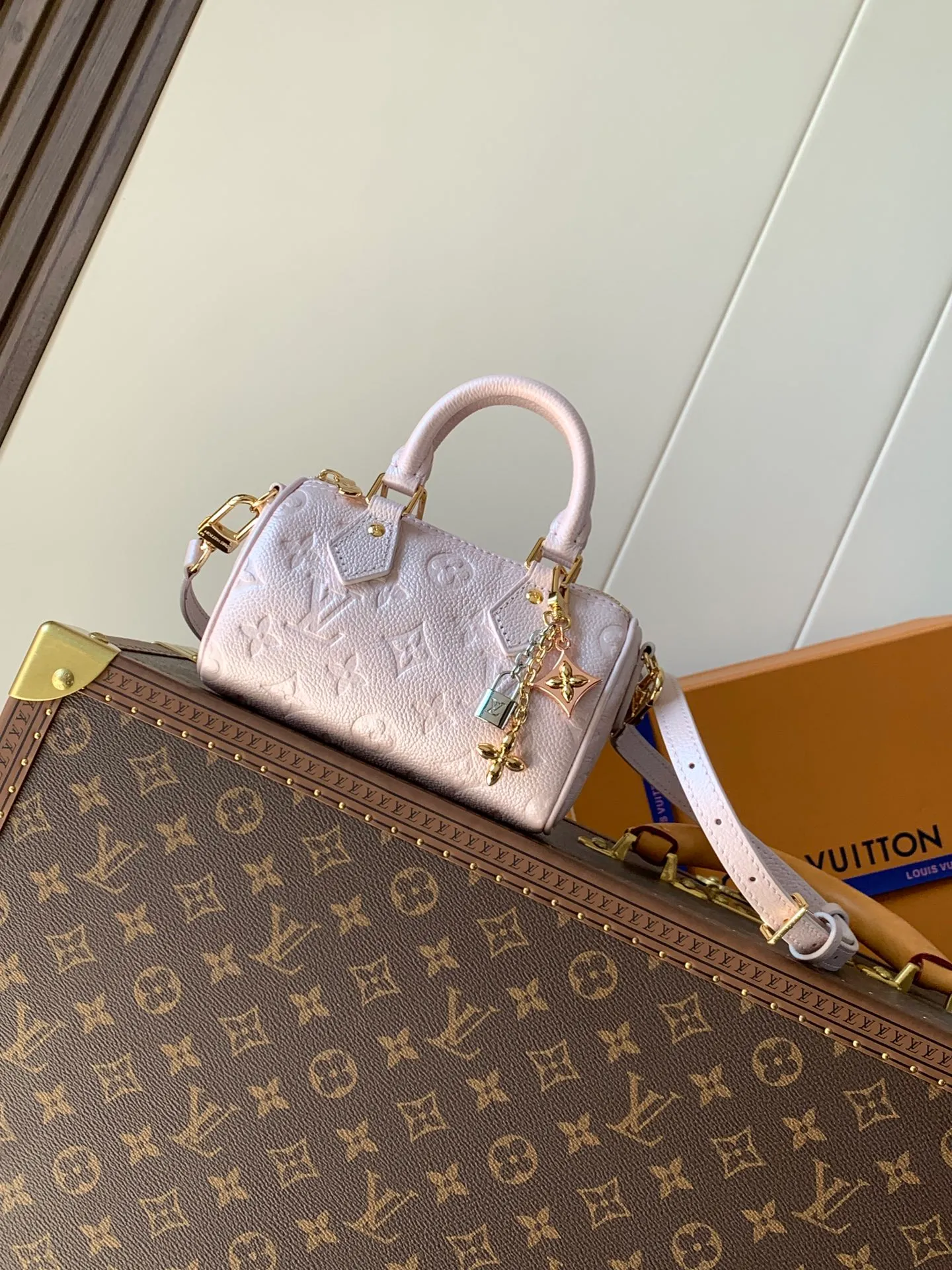 💰940 (top layer leather) top original order, transcoding chip M26510 pearlescent blue M27107 pearlescent powder Nano Speedy launched as a simulation version. The highly utilized shade makes it suitable for both daily and evening makeup. The iconic Monogram inlaid leather material is equipped with various Louis Bitton signatures such as Padlock and Monogram flowers, and is decorated with a peel-off genuine leather design. The spacious interior can store daily essentials including compact wallpaper.  Dimensions: 16 x 10 x 7.5 cm (Length x Height x Width) Simeri ink Cauhide leather Cauhde leather trim Microfiber lining Silver tone hardware Zippered locking mechanism 1 detachable pendant with gold, palladium and ruthenium trim Items: Rozali coin, sunglasses, headphones, keys, 6.7-inch smartphone, lipstick Manufacturer: Louis Vuitton Import seller: Louis Vuitton Korea (Co., Ltd.) Manufacturing country: France, Spain, Italy or the United States Shoulder strap: detachable, length adjustable