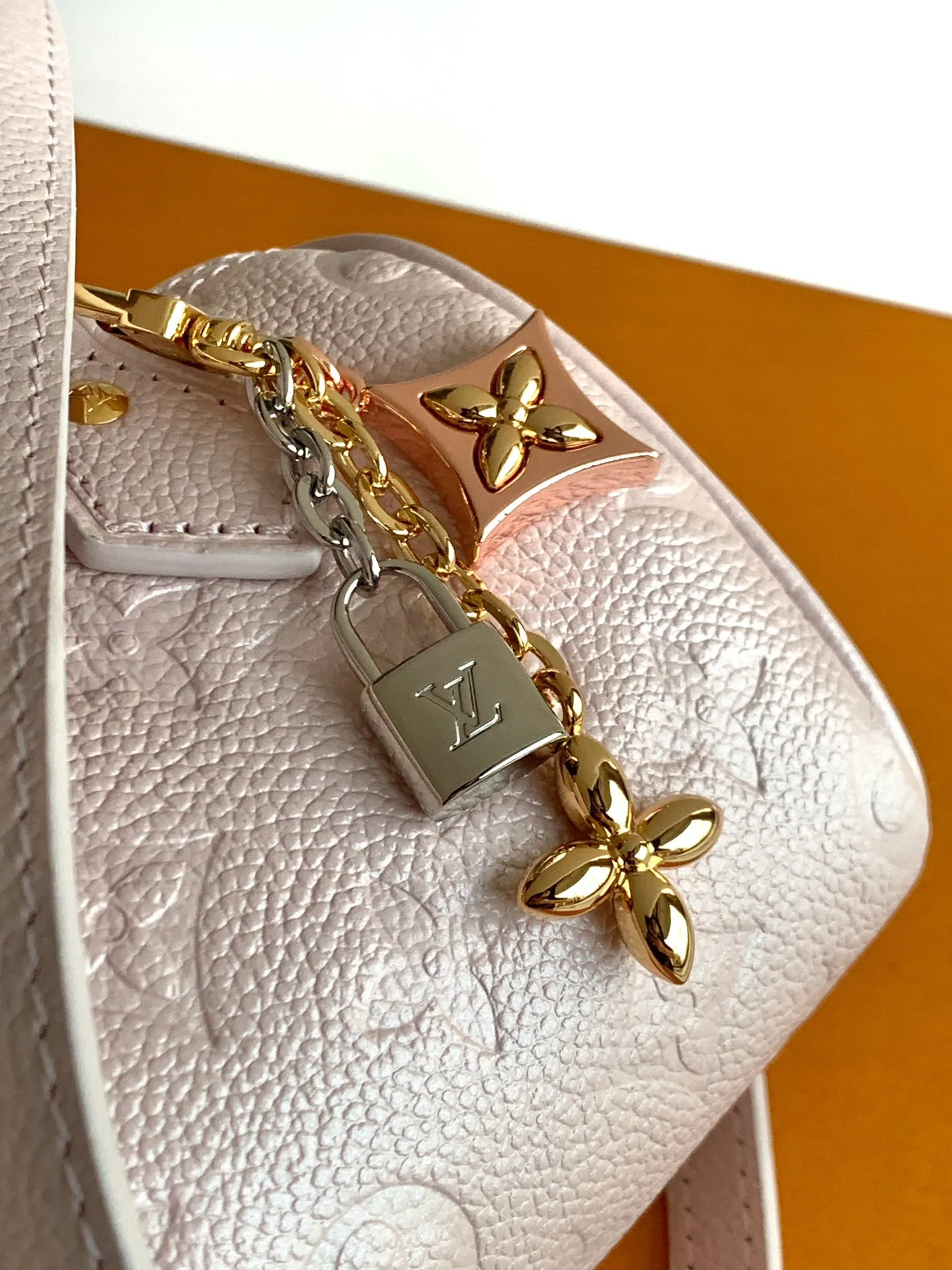 💰940 (top layer leather) top original order, transcoding chip M26510 pearlescent blue M27107 pearlescent powder Nano Speedy launched as a simulation version. The highly utilized shade makes it suitable for both daily and evening makeup. The iconic Monogram inlaid leather material is equipped with various Louis Bitton signatures such as Padlock and Monogram flowers, and is decorated with a peel-off genuine leather design. The spacious interior can store daily essentials including compact wallpaper.  Dimensions: 16 x 10 x 7.5 cm (Length x Height x Width) Simeri ink Cauhide leather Cauhde leather trim Microfiber lining Silver tone hardware Zippered locking mechanism 1 detachable pendant with gold, palladium and ruthenium trim Items: Rozali coin, sunglasses, headphones, keys, 6.7-inch smartphone, lipstick Manufacturer: Louis Vuitton Import seller: Louis Vuitton Korea (Co., Ltd.) Manufacturing country: France, Spain, Italy or the United States Shoulder strap: detachable, length adjustable