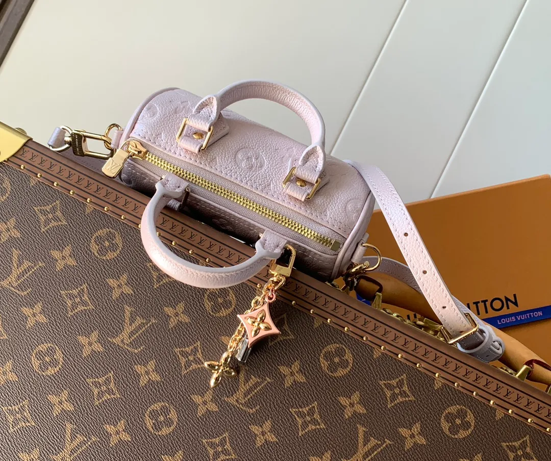💰940 (top layer leather) top original order, transcoding chip M26510 pearlescent blue M27107 pearlescent powder Nano Speedy launched as a simulation version. The highly utilized shade makes it suitable for both daily and evening makeup. The iconic Monogram inlaid leather material is equipped with various Louis Bitton signatures such as Padlock and Monogram flowers, and is decorated with a peel-off genuine leather design. The spacious interior can store daily essentials including compact wallpaper.  Dimensions: 16 x 10 x 7.5 cm (Length x Height x Width) Simeri ink Cauhide leather Cauhde leather trim Microfiber lining Silver tone hardware Zippered locking mechanism 1 detachable pendant with gold, palladium and ruthenium trim Items: Rozali coin, sunglasses, headphones, keys, 6.7-inch smartphone, lipstick Manufacturer: Louis Vuitton Import seller: Louis Vuitton Korea (Co., Ltd.) Manufacturing country: France, Spain, Italy or the United States Shoulder strap: detachable, length adjustable