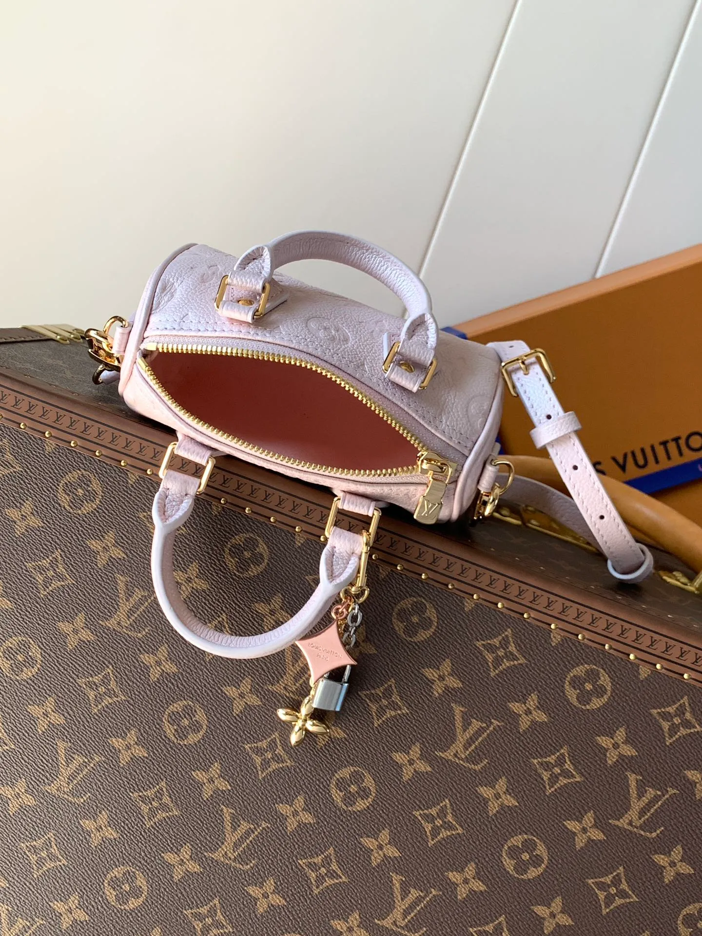💰940 (top layer leather) top original order, transcoding chip M26510 pearlescent blue M27107 pearlescent powder Nano Speedy launched as a simulation version. The highly utilized shade makes it suitable for both daily and evening makeup. The iconic Monogram inlaid leather material is equipped with various Louis Bitton signatures such as Padlock and Monogram flowers, and is decorated with a peel-off genuine leather design. The spacious interior can store daily essentials including compact wallpaper.  Dimensions: 16 x 10 x 7.5 cm (Length x Height x Width) Simeri ink Cauhide leather Cauhde leather trim Microfiber lining Silver tone hardware Zippered locking mechanism 1 detachable pendant with gold, palladium and ruthenium trim Items: Rozali coin, sunglasses, headphones, keys, 6.7-inch smartphone, lipstick Manufacturer: Louis Vuitton Import seller: Louis Vuitton Korea (Co., Ltd.) Manufacturing country: France, Spain, Italy or the United States Shoulder strap: detachable, length adjustable