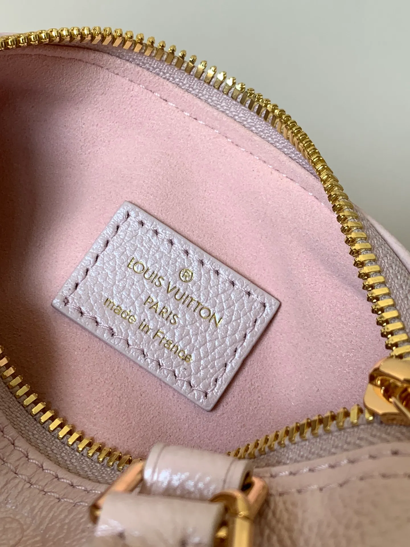 💰940 (top layer leather) top original order, transcoding chip M26510 pearlescent blue M27107 pearlescent powder Nano Speedy launched as a simulation version. The highly utilized shade makes it suitable for both daily and evening makeup. The iconic Monogram inlaid leather material is equipped with various Louis Bitton signatures such as Padlock and Monogram flowers, and is decorated with a peel-off genuine leather design. The spacious interior can store daily essentials including compact wallpaper.  Dimensions: 16 x 10 x 7.5 cm (Length x Height x Width) Simeri ink Cauhide leather Cauhde leather trim Microfiber lining Silver tone hardware Zippered locking mechanism 1 detachable pendant with gold, palladium and ruthenium trim Items: Rozali coin, sunglasses, headphones, keys, 6.7-inch smartphone, lipstick Manufacturer: Louis Vuitton Import seller: Louis Vuitton Korea (Co., Ltd.) Manufacturing country: France, Spain, Italy or the United States Shoulder strap: detachable, length adjustable