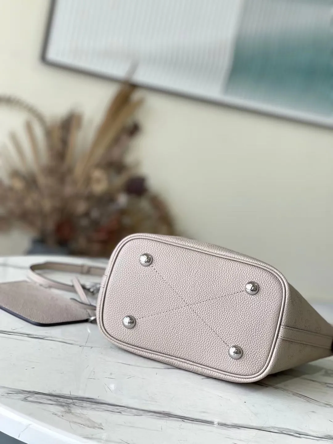 💰1060 (top-grain leather) top-quality original M21849 elephant gray Blossom small handbag is made of engraved and perforated cow leather, interpreting practical functions in a leisurely style. The inner compartment is equipped with a detachable zipper bag to easily accommodate daily needs; the handle is convenient for carrying by hand or elbow, and the detachable and adjustable shoulder strap adds shoulder and cross-body options. Dimensions: 20 x 20 x 12.5 cm