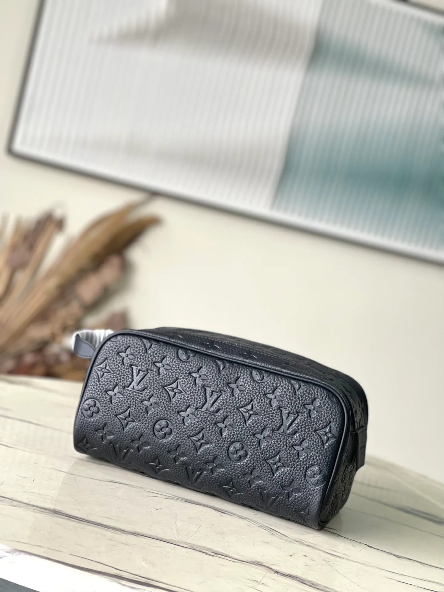💰800 (top layer leather) Top quality original M59478 embossed This Dopp Kit toiletry bag is made of fine grain Taurillon Monogram leather, carrying toiletries and other personal items in an elegant way. The bag is spacious, equipped with double zipper closure and washable lining, making it both stylish and functional. This accessory makes a thoughtful gift or perfectly complements any travel bag. Detailed dimensions: 28 x 15 x 16.5 cm