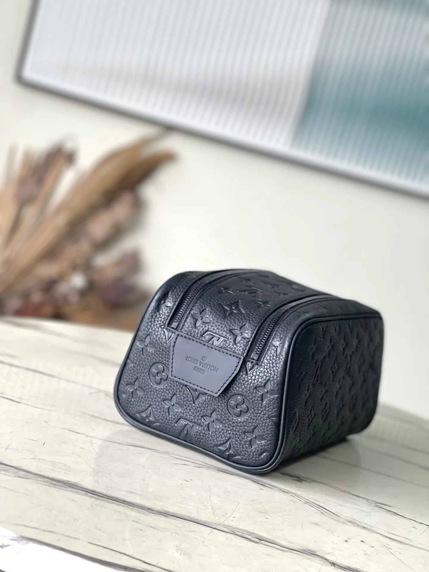 💰800 (top layer leather) Top quality original M59478 embossed This Dopp Kit toiletry bag is made of fine grain Taurillon Monogram leather, carrying toiletries and other personal items in an elegant way. The bag is spacious, equipped with double zipper closure and washable lining, making it both stylish and functional. This accessory makes a thoughtful gift or perfectly complements any travel bag. Detailed dimensions: 28 x 15 x 16.5 cm