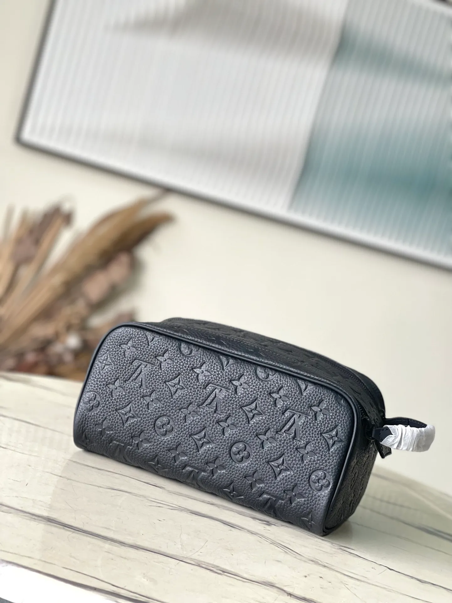 💰800 (top layer leather) Top quality original M59478 embossed This Dopp Kit toiletry bag is made of fine grain Taurillon Monogram leather, carrying toiletries and other personal items in an elegant way. The bag is spacious, equipped with double zipper closure and washable lining, making it both stylish and functional. This accessory makes a thoughtful gift or perfectly complements any travel bag. Detailed dimensions: 28 x 15 x 16.5 cm