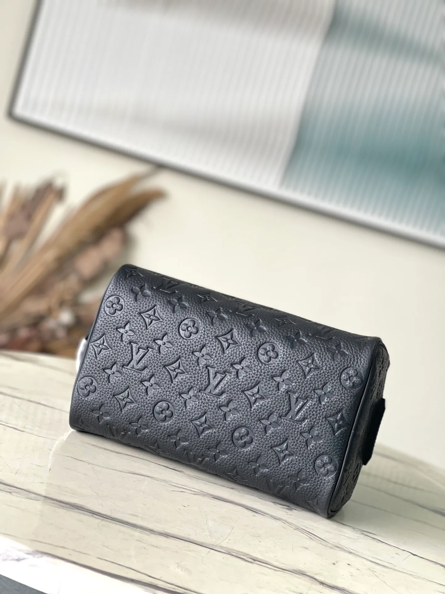 💰800 (top layer leather) Top quality original M59478 embossed This Dopp Kit toiletry bag is made of fine grain Taurillon Monogram leather, carrying toiletries and other personal items in an elegant way. The bag is spacious, equipped with double zipper closure and washable lining, making it both stylish and functional. This accessory makes a thoughtful gift or perfectly complements any travel bag. Detailed dimensions: 28 x 15 x 16.5 cm