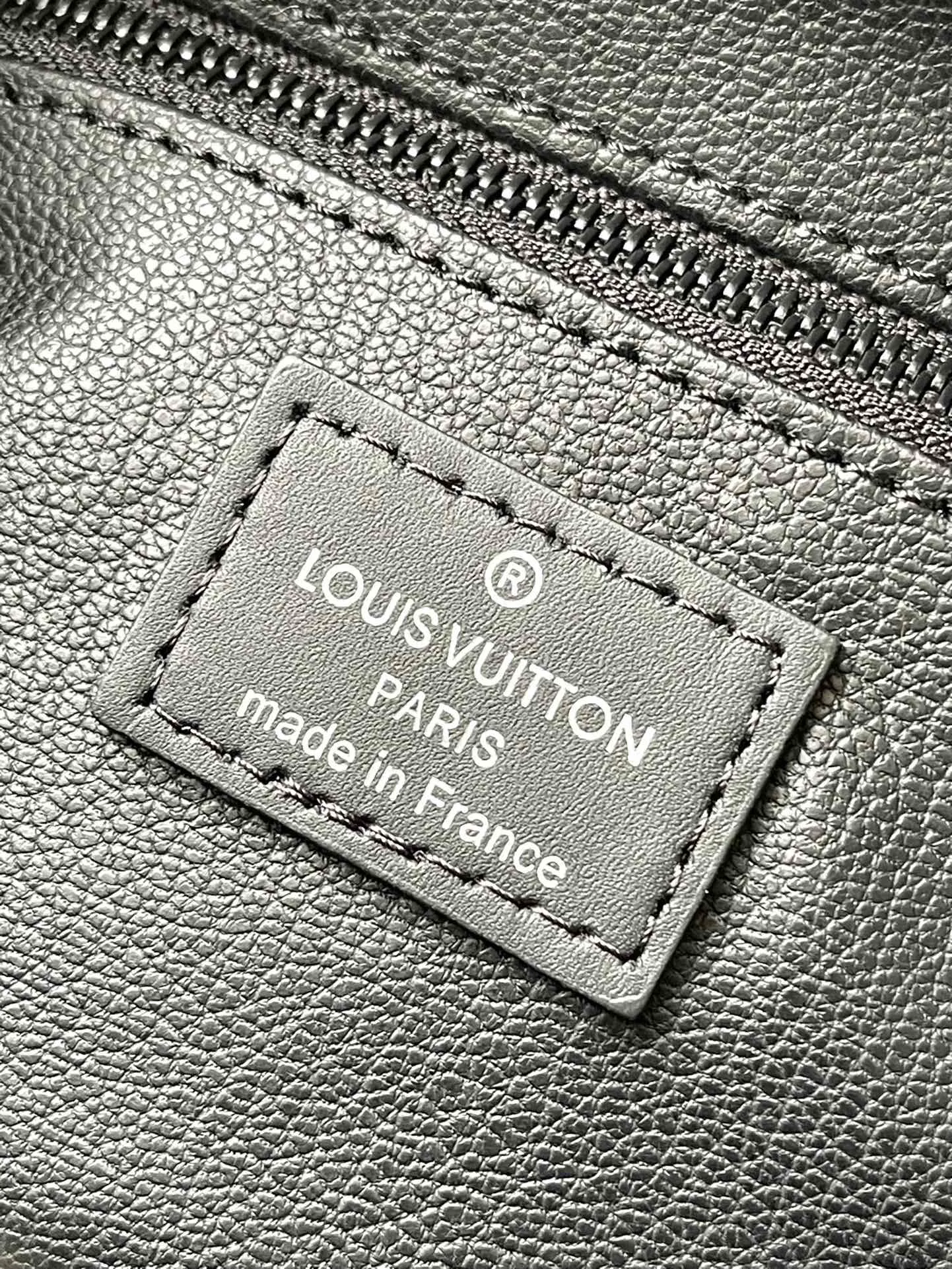 💰800 (top layer leather) Top quality original M59478 embossed This Dopp Kit toiletry bag is made of fine grain Taurillon Monogram leather, carrying toiletries and other personal items in an elegant way. The bag is spacious, equipped with double zipper closure and washable lining, making it both stylish and functional. This accessory makes a thoughtful gift or perfectly complements any travel bag. Detailed dimensions: 28 x 15 x 16.5 cm