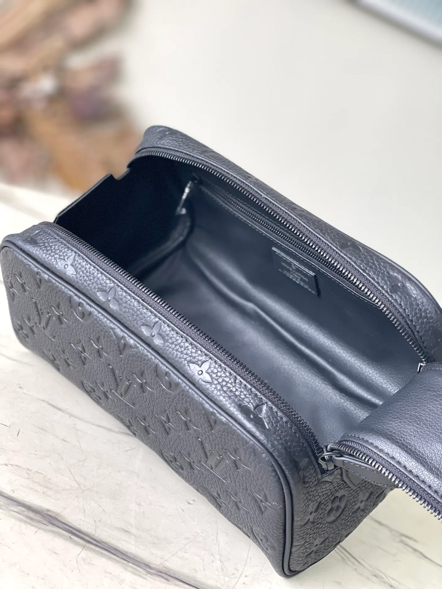 💰800 (top layer leather) Top quality original M59478 embossed This Dopp Kit toiletry bag is made of fine grain Taurillon Monogram leather, carrying toiletries and other personal items in an elegant way. The bag is spacious, equipped with double zipper closure and washable lining, making it both stylish and functional. This accessory makes a thoughtful gift or perfectly complements any travel bag. Detailed dimensions: 28 x 15 x 16.5 cm