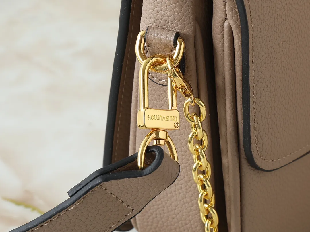 💰260💰Upgraded from the original M22952 M22792 M22735. This Oxford handbag is made of soft grain leather and uses dazzling metal parts to highlight the brand style. The detachable chain and adjustable leather strap allow for a variety of carrying options, adding a dynamic feel to everyday life and day and night occasions. Dimensions: 22.0 x 16.0 x 9.5 cm (length x height x width)