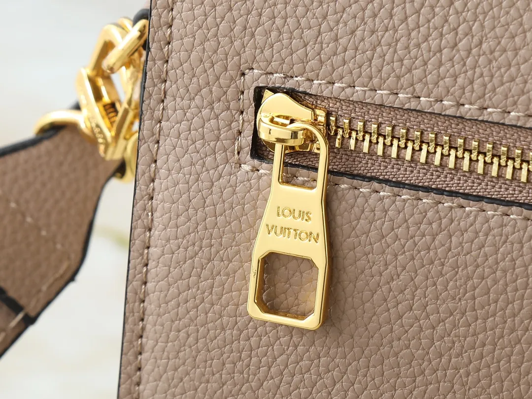 💰260💰Upgraded from the original M22952 M22792 M22735. This Oxford handbag is made of soft grain leather and uses dazzling metal parts to highlight the brand style. The detachable chain and adjustable leather strap allow for a variety of carrying options, adding a dynamic feel to everyday life and day and night occasions. Dimensions: 22.0 x 16.0 x 9.5 cm (length x height x width)
