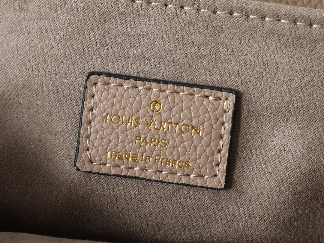 💰260💰Upgraded from the original M22952 M22792 M22735. This Oxford handbag is made of soft grain leather and uses dazzling metal parts to highlight the brand style. The detachable chain and adjustable leather strap allow for a variety of carrying options, adding a dynamic feel to everyday life and day and night occasions. Dimensions: 22.0 x 16.0 x 9.5 cm (length x height x width)