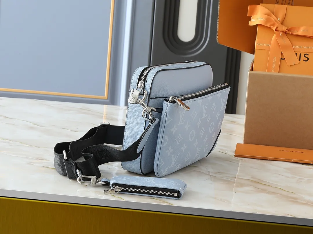 💰260💰Upgraded from the original M14069 M11648 M11645 M24754 M46603 M46602 M46604 M69443 This Trio messenger bag is made of Monogram embossed cow leather. The zippered front pocket and the small coin purse on the shoulder strap are both detachable, enriching the functional design with the main compartment. The removable and adjustable jacquard fabric shoulder strap is marked with the brand's logo for comfortable shoulder and cross-body wear. Size: 25×18.5×7cm