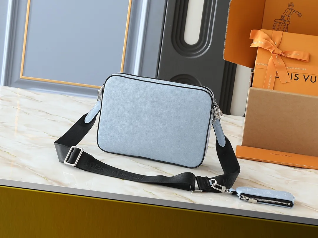 💰260💰Upgraded from the original M14069 M11648 M11645 M24754 M46603 M46602 M46604 M69443 This Trio messenger bag is made of Monogram embossed cow leather. The zippered front pocket and the small coin purse on the shoulder strap are both detachable, enriching the functional design with the main compartment. The removable and adjustable jacquard fabric shoulder strap is marked with the brand's logo for comfortable shoulder and cross-body wear. Size: 25×18.5×7cm