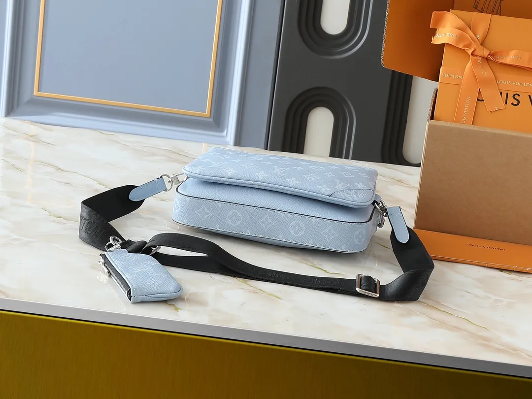 💰260💰Upgraded from the original M14069 M11648 M11645 M24754 M46603 M46602 M46604 M69443 This Trio messenger bag is made of Monogram embossed cow leather. The zippered front pocket and the small coin purse on the shoulder strap are both detachable, enriching the functional design with the main compartment. The removable and adjustable jacquard fabric shoulder strap is marked with the brand's logo for comfortable shoulder and cross-body wear. Size: 25×18.5×7cm