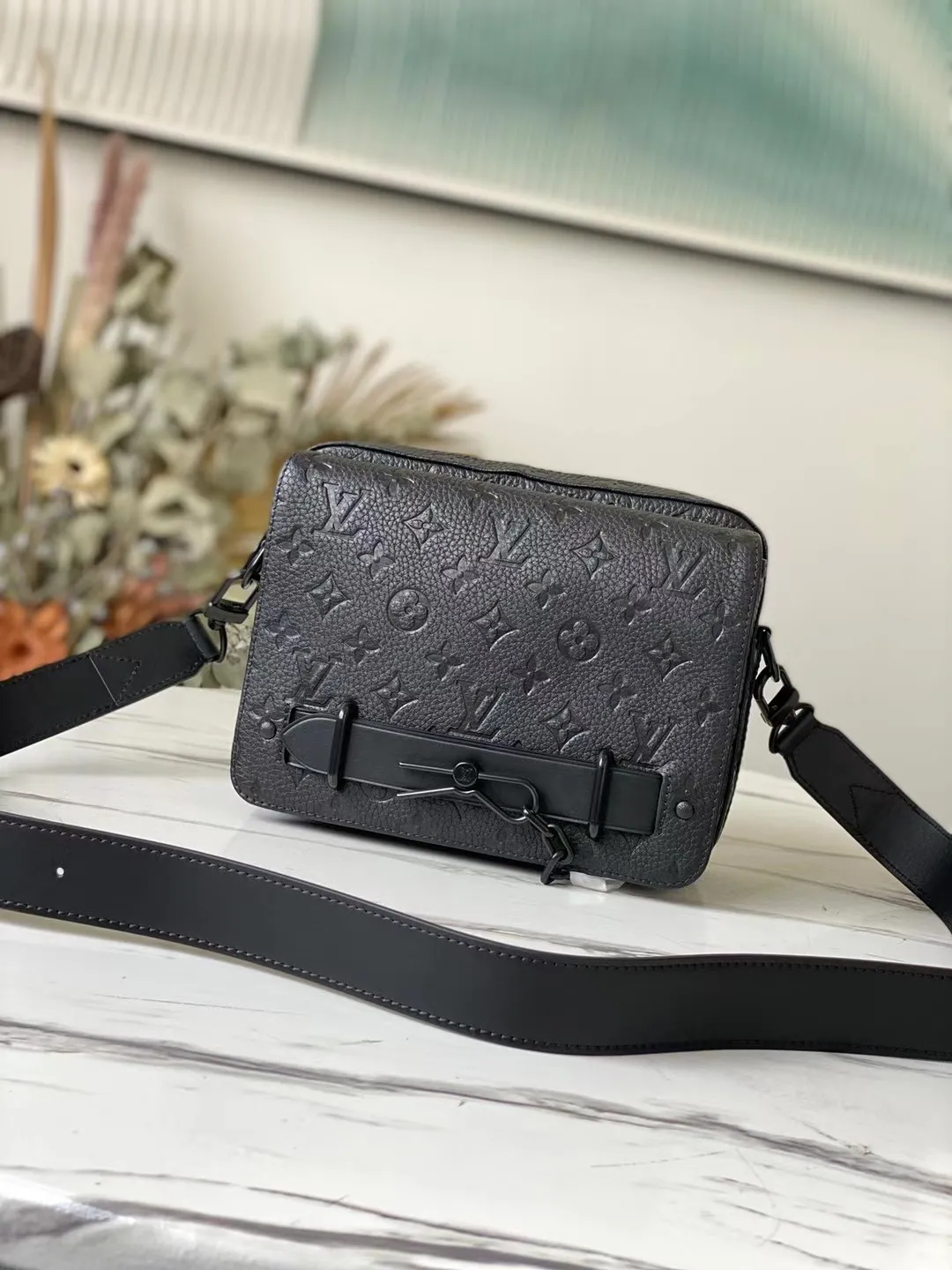 💰1100 (first-grain leather) top original order M57307 This new Steamer messenger bag injects the brand's traditional elements into the New Classics series with exquisite shape. Soft Monogram Taurillon leather is paired with classic elements like a Steamer-style chain. Comes with a detachable shoulder strap for easy carrying. Zippered compartments provide ample storage space, and front pocket flaps and magnetic locks keep items safe. Dimensions: 23.5 x 17 x 6 cm